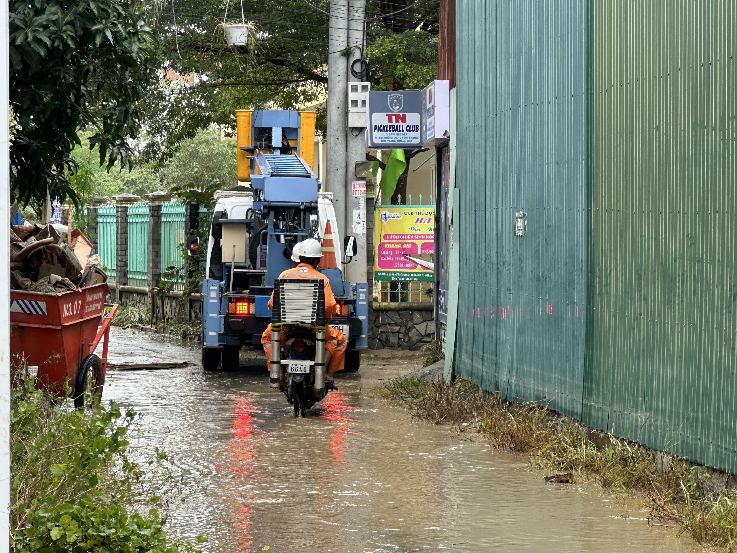 Điện lực Khánh Hòa khẩn trương khôi phục điện sau mưa lũ lịch sử