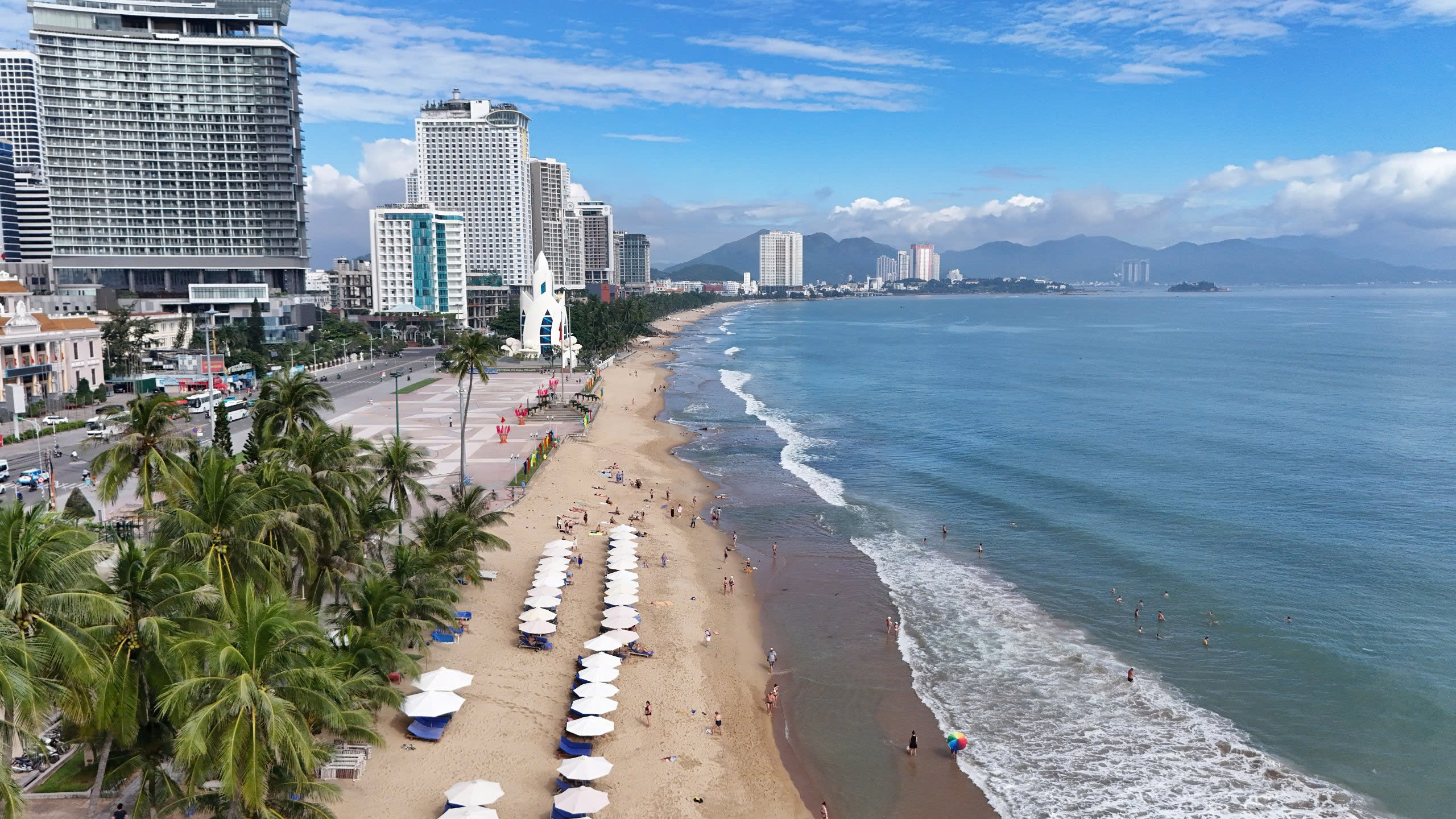 Khánh Hòa 'chạy đua' thu gom hàng trăm tấn rác thải sau mưa lũ