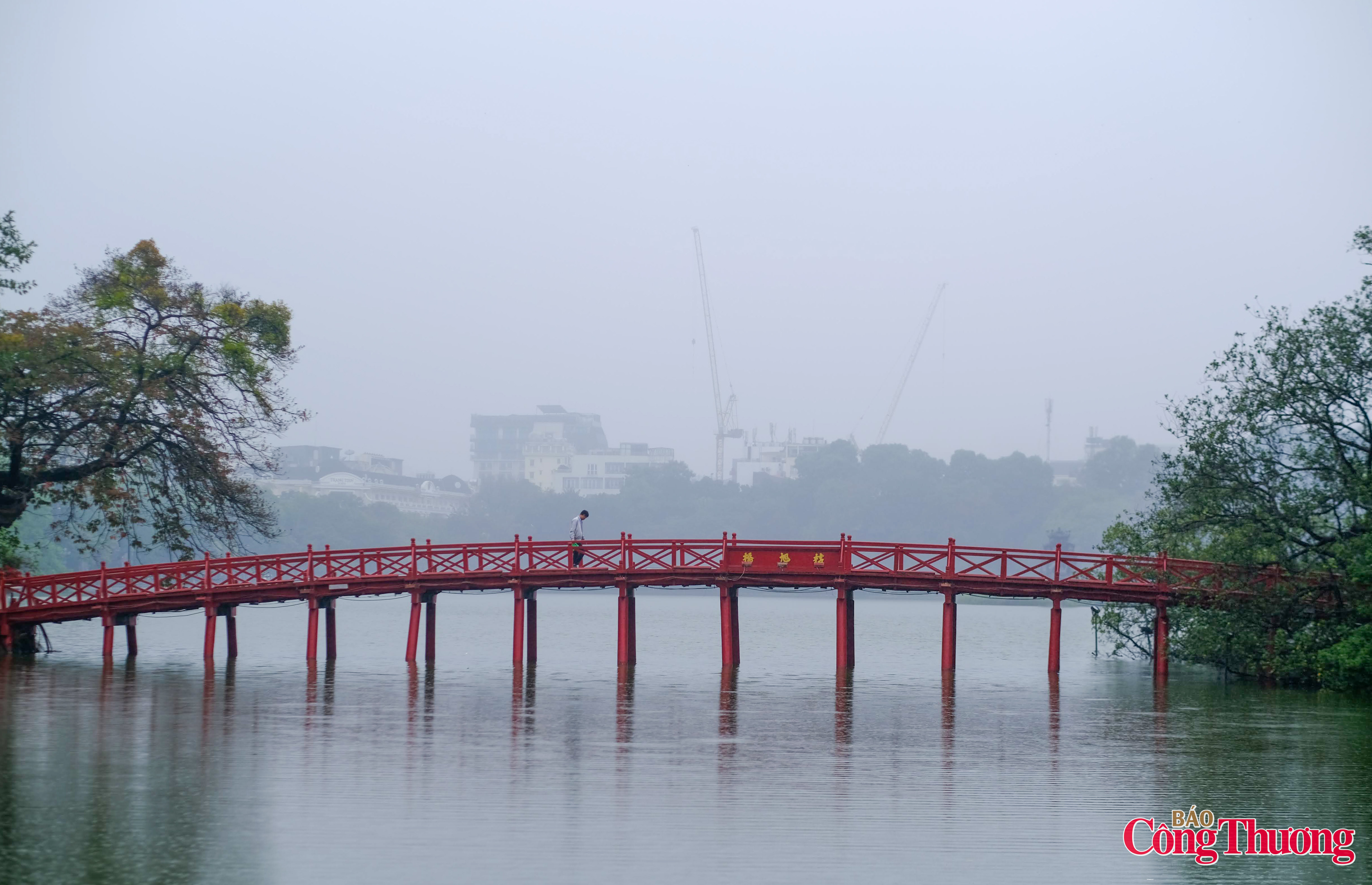Chùm ảnh: Ô nhiễm không khí bao trùm, người dân 'vật lộn' với bụi mịn
