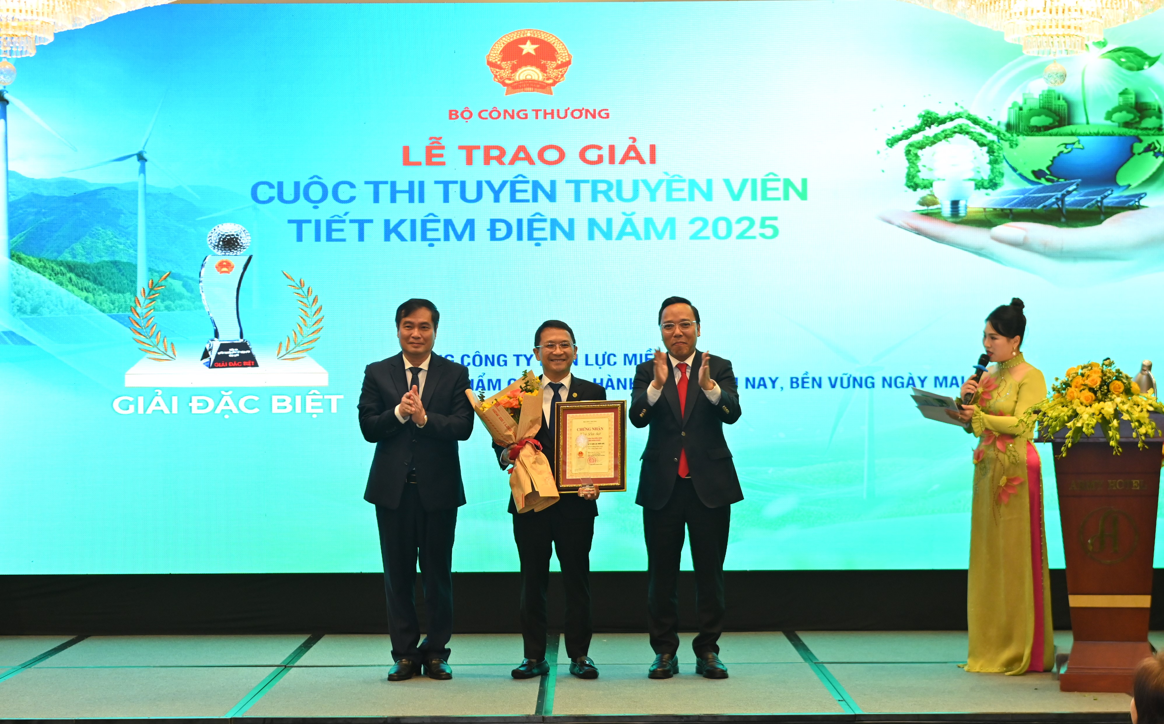 Lan tỏa thông điệp sử dụng điện tiết kiệm điện qua tuyên truyền viên