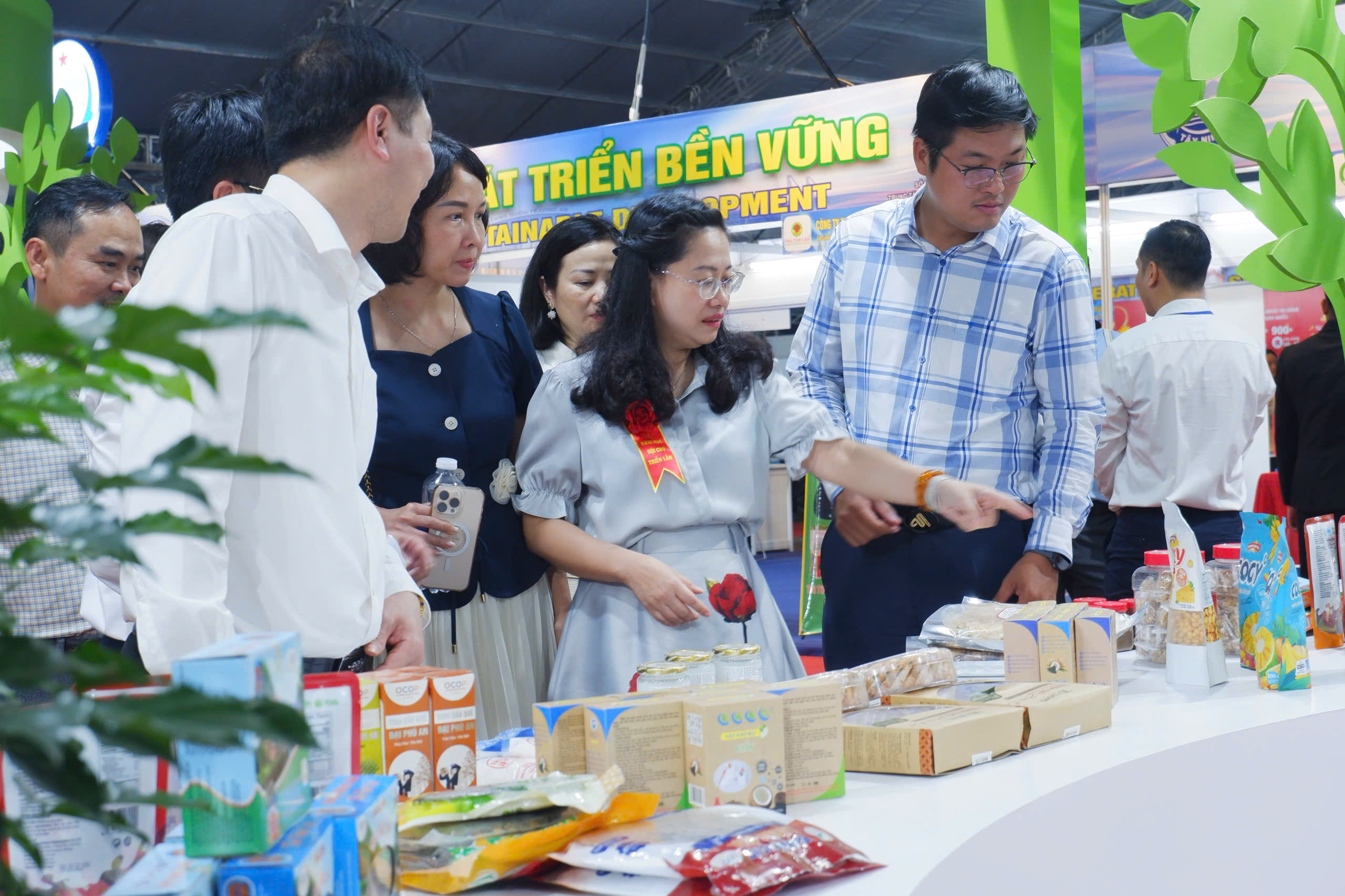 Trang Chủ OKVIP COM Top #1 Việt ghi dấu ấn tại hội chợ hàng OKLVIE sản phẩm thuộc hệ thống OKVIP là trang web tổ chức phát sóng bóng đá trực tiếp, live casino , nỗ hũ, bắn cá nông thôn 2025