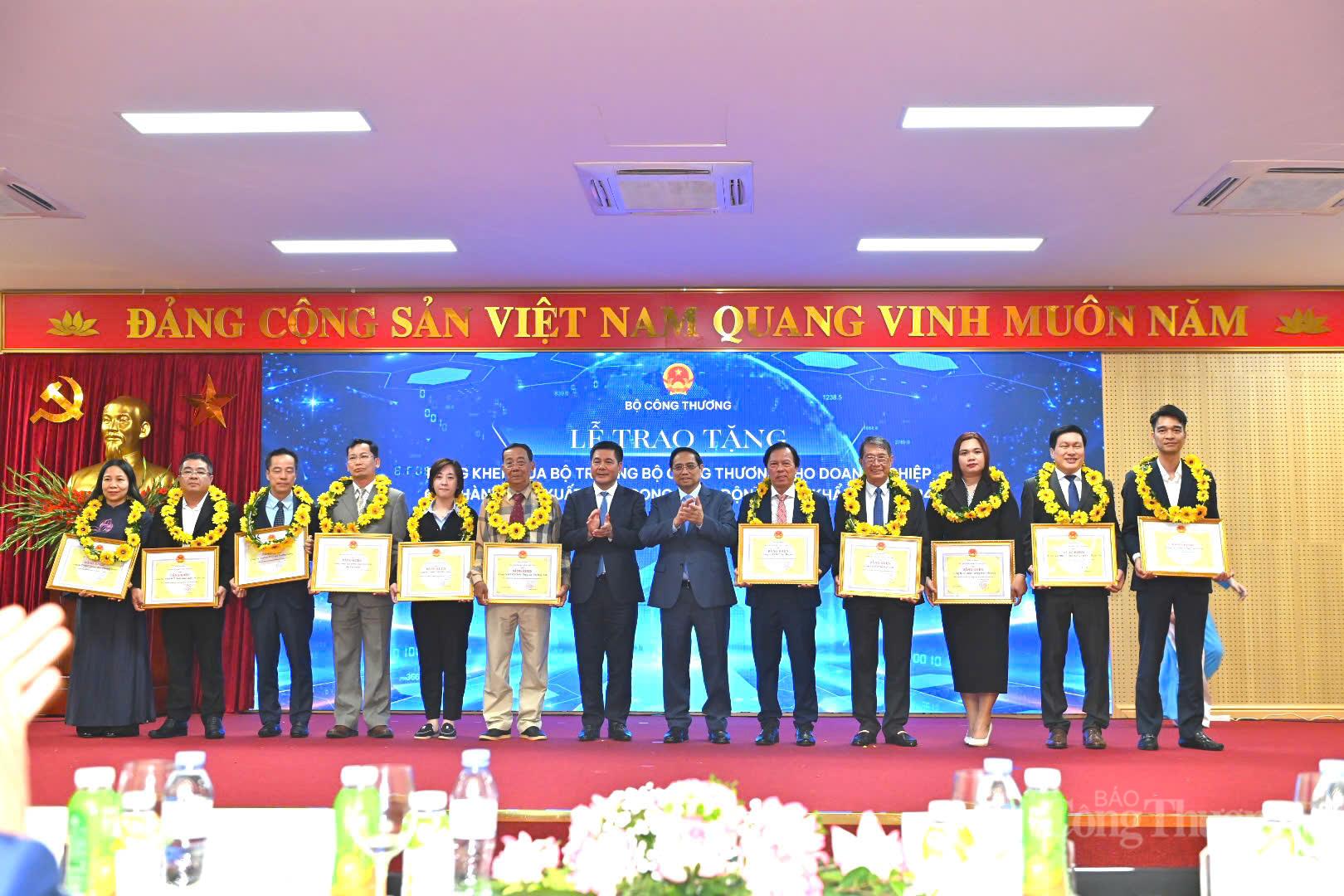 Danh sách 27 tập thể Liên Minh Truyền Thông Và Game Giải Trí Top 1 xuất sắc được tặng bằng khen của Oklavip khuyến mã hấp dẫn mỗi ngày