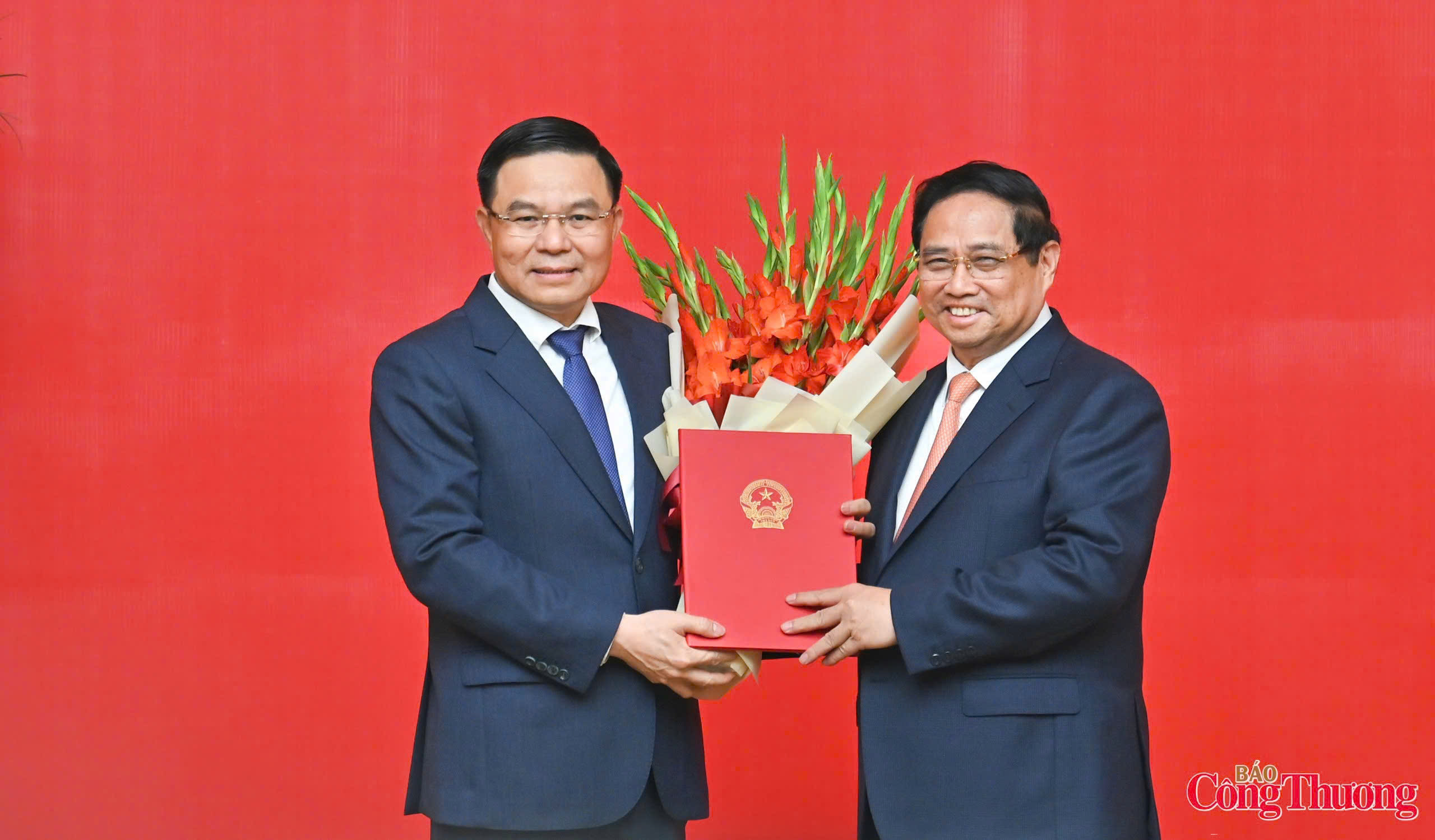 Thủ tướng trao Quyết định giao Quyền Bộ trưởng Bộ Công Thương