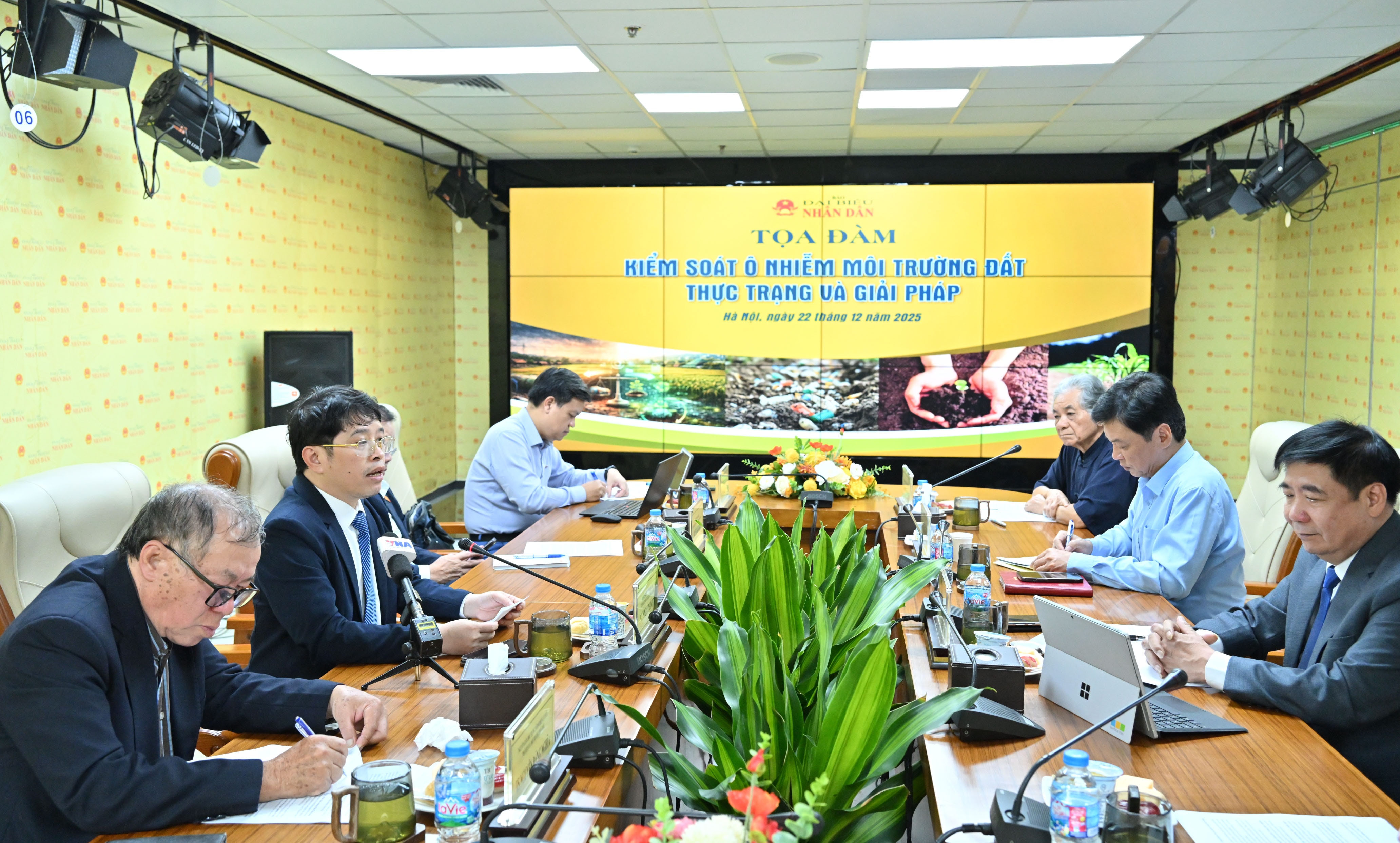 Kiểm soát ô nhiễm đất cần chế tài mạnh và đầu tư dài hạn
