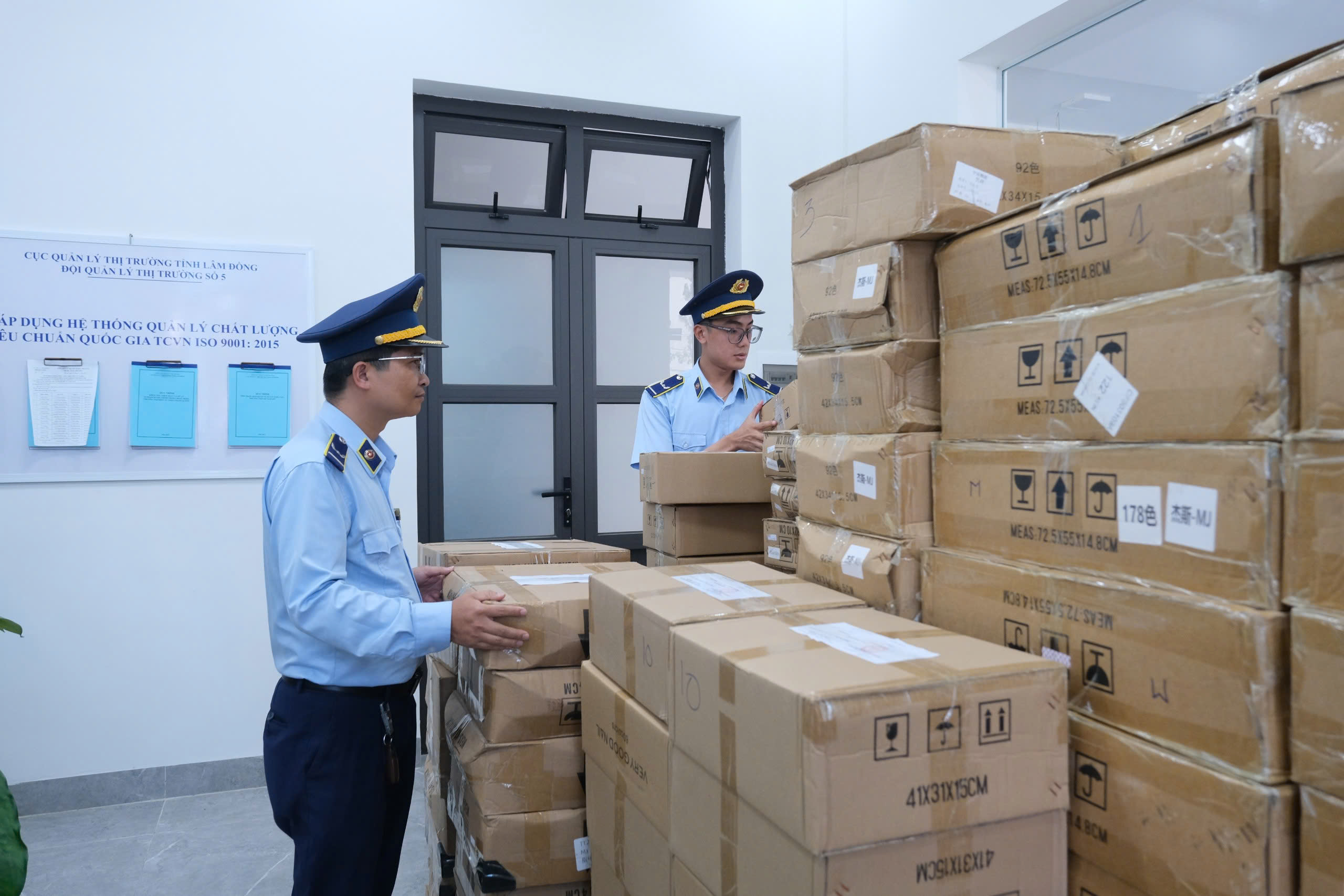 Xử phạt 90 triệu đồng một hộ kinh doanh hàng hoá nhập lậu tại Đà Lạt