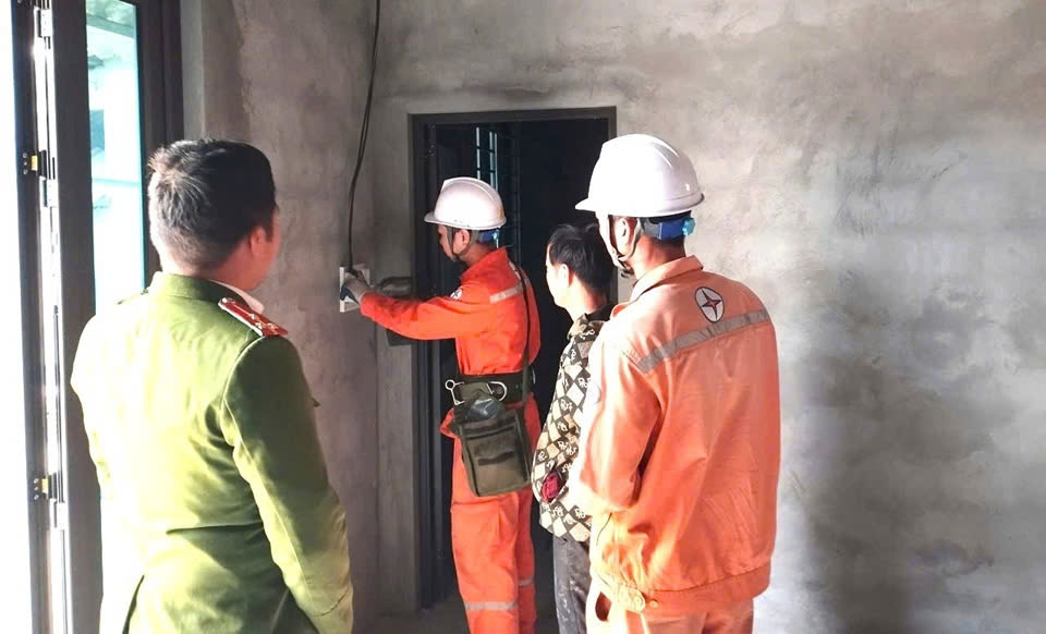 Lào Cai: Cấp điện cho 24 hộ dân vùng lũ trong ‘Chiến dịch Quang Trung’
