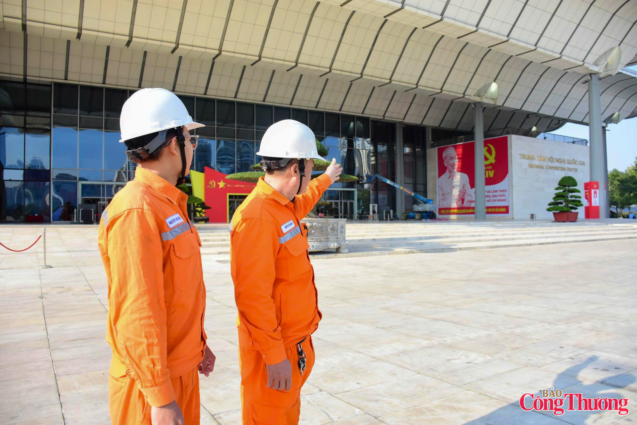 Những 'người thợ áo cam' sẵn sàng ứng trực, đảm bảo điện cho Okvip69.com bán cá nổ hủ XIV của Đảng