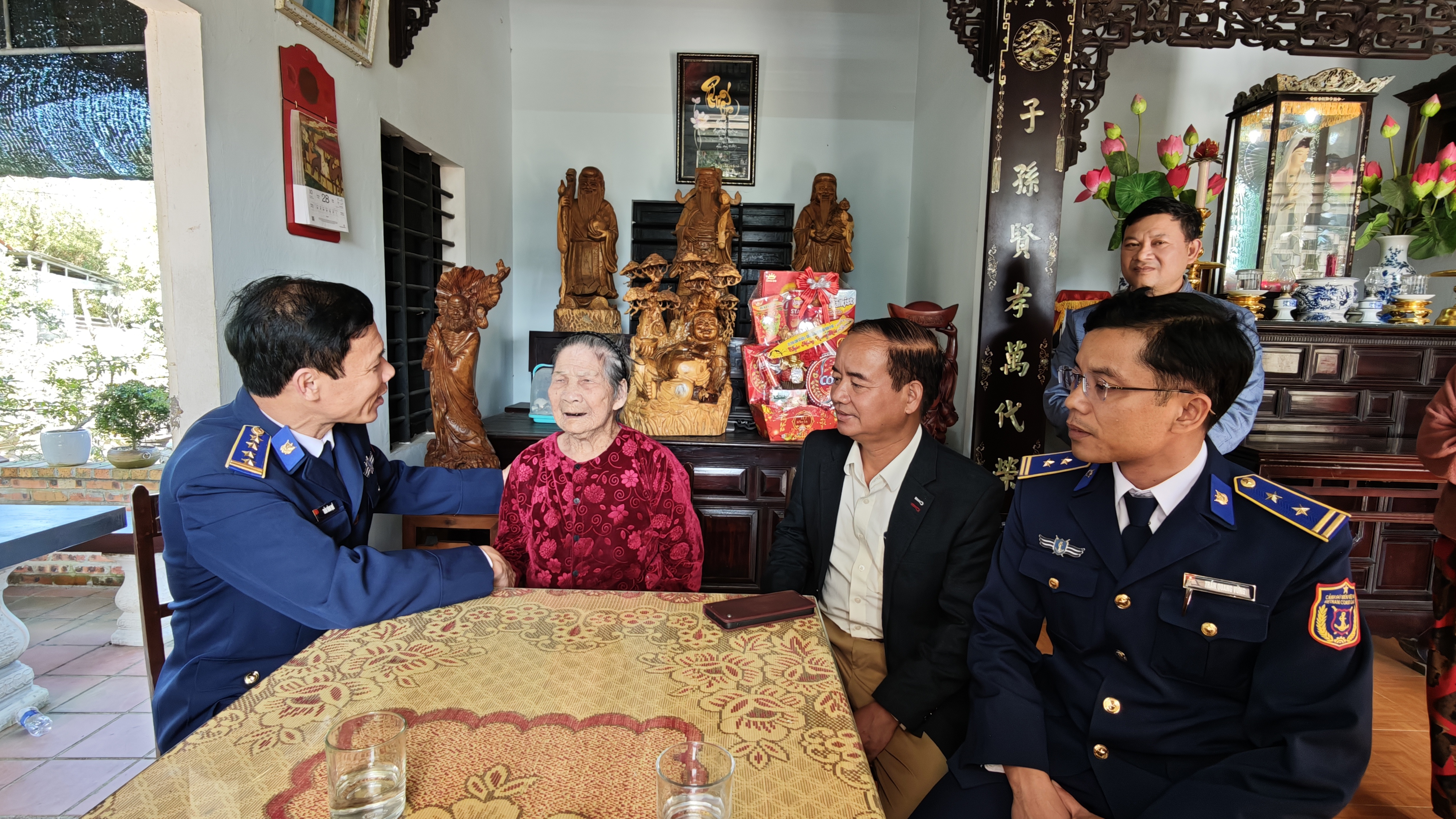 Vùng Cảnh sát biển 2 thăm, tặng quà Mẹ Việt Nam anh hùng