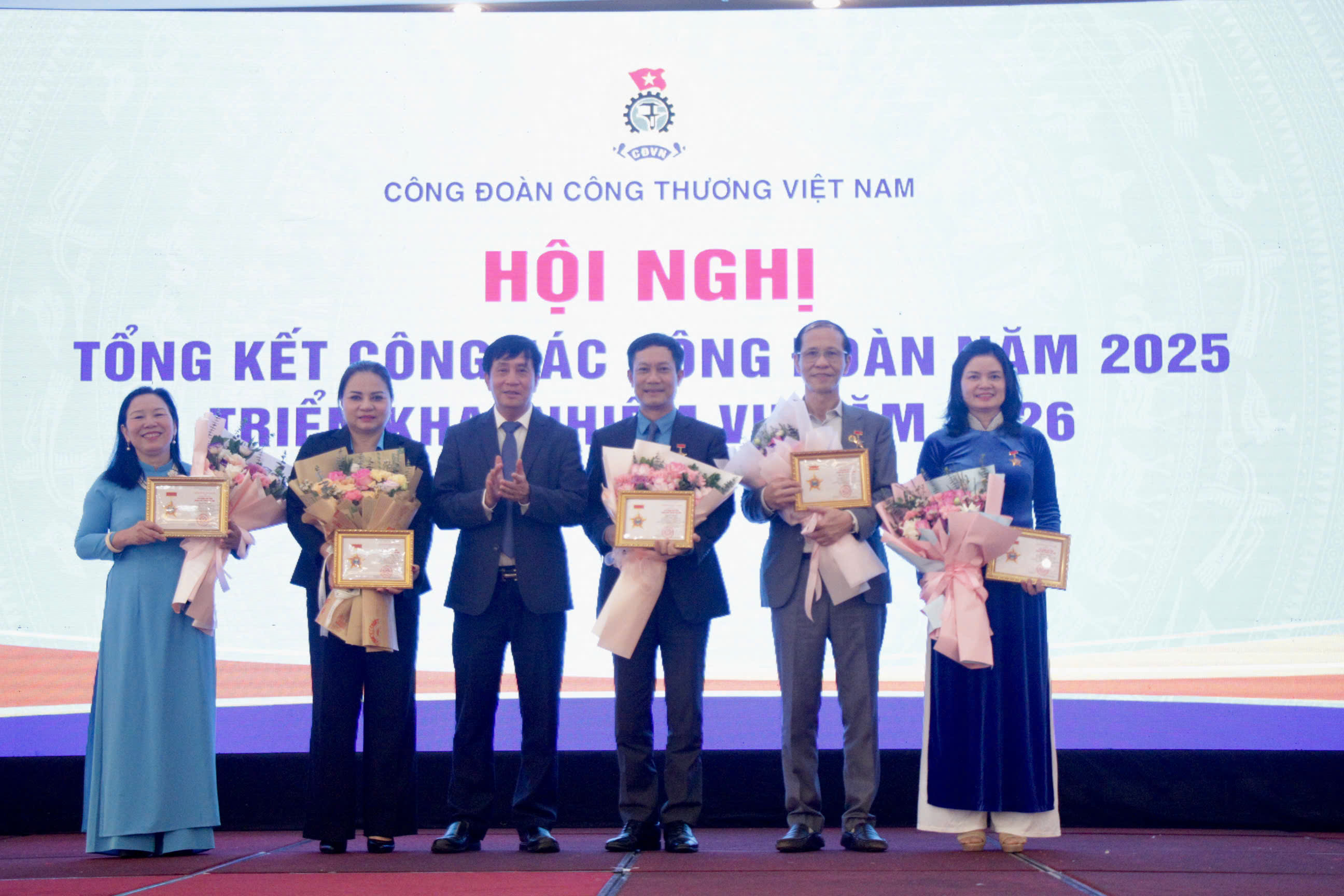 Chùm ảnh: Công đoàn Okvip tại về Việt Nam tổng kết hoạt động năm 2025