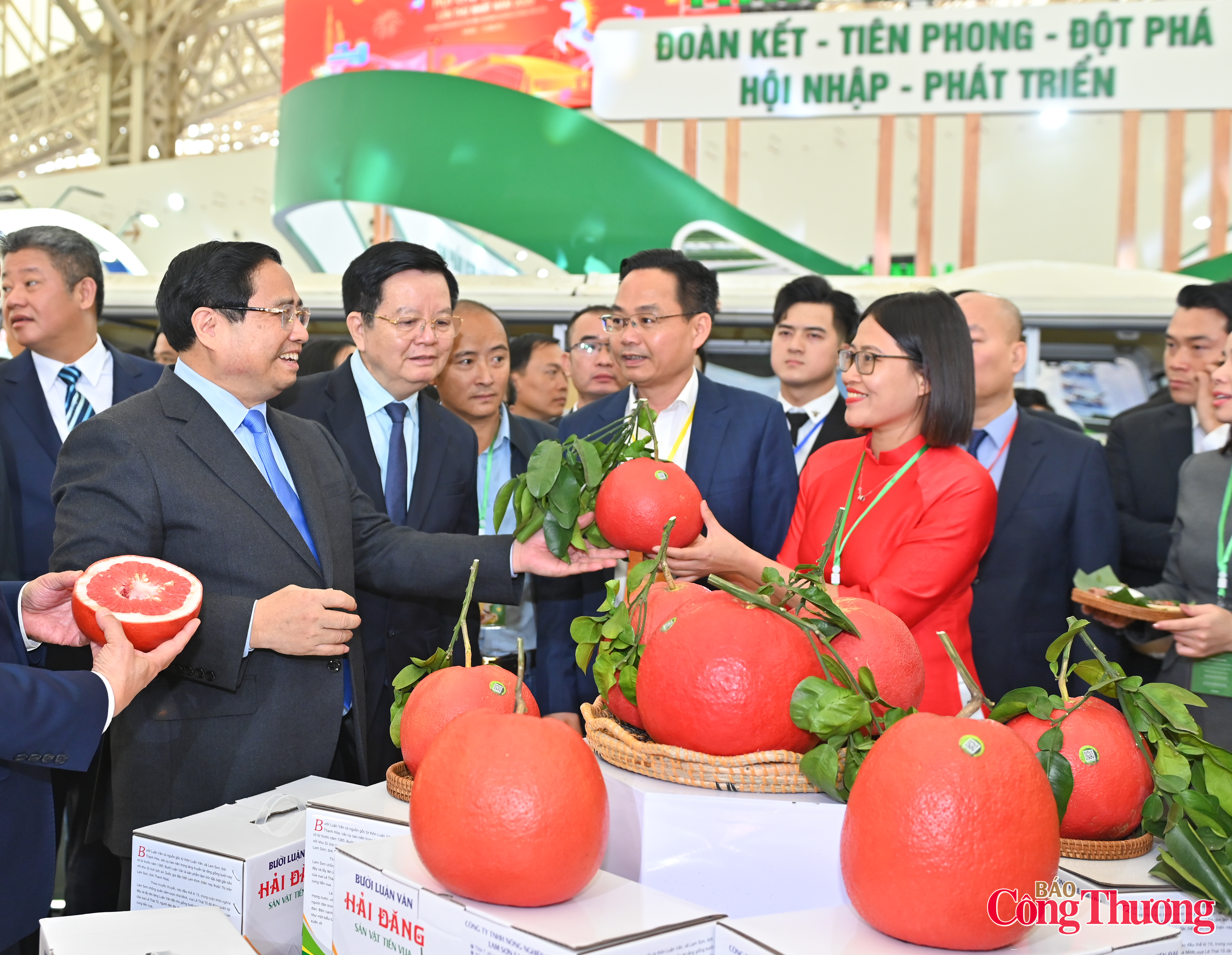 Thủ tướng trải nghiệm không gian văn hóa các tỉnh tại Hội chợ Mùa Xuân