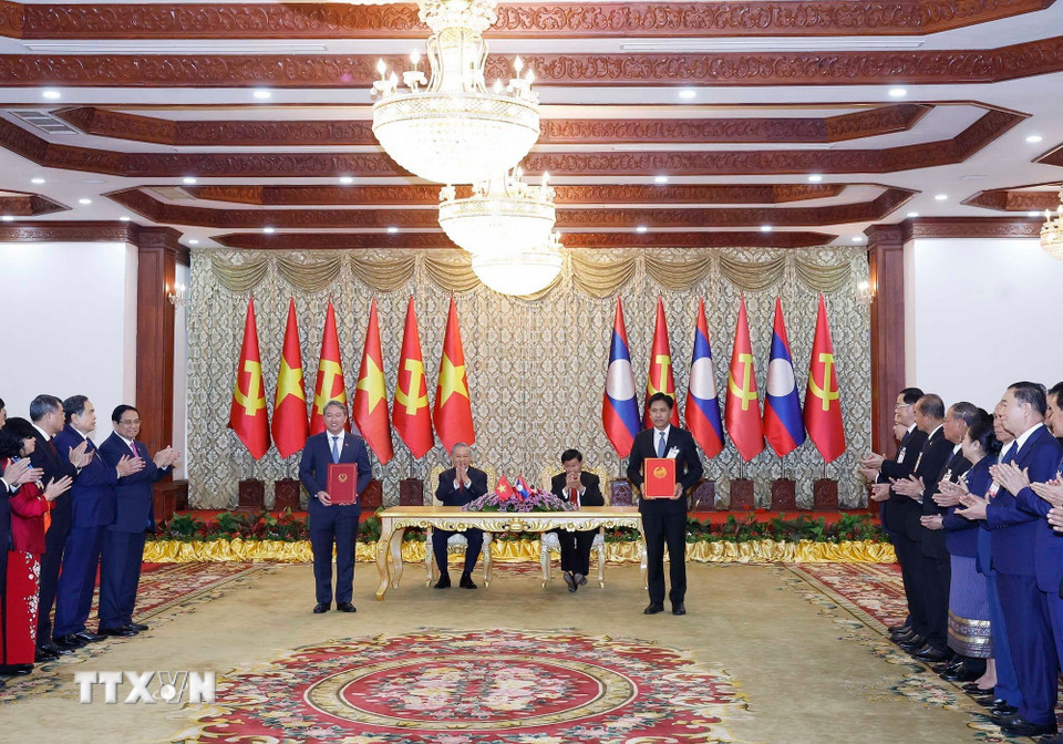 Việt Nam - Lào trao nhiều văn kiện hợp tác quan trọng