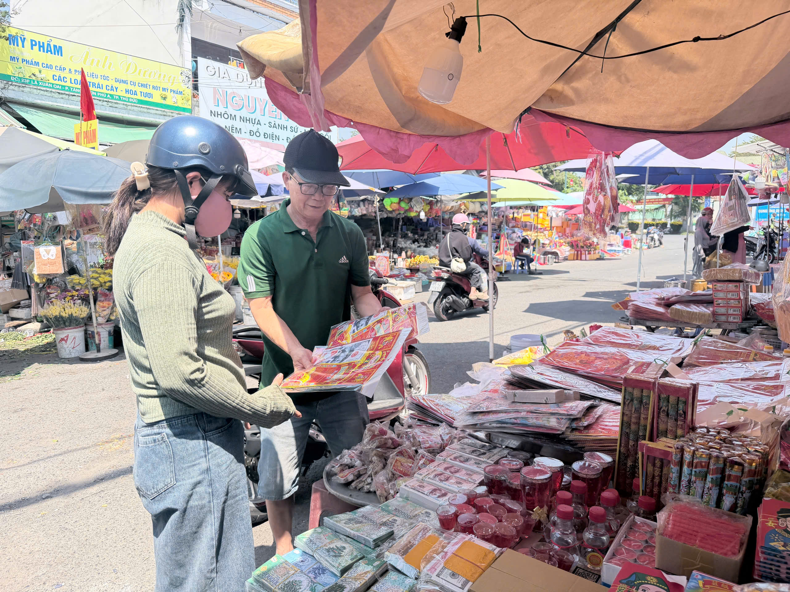 TP. Hồ Chí Minh: Thị trường đồ lễ trầm lắng trước ngày 23 tháng Chạp