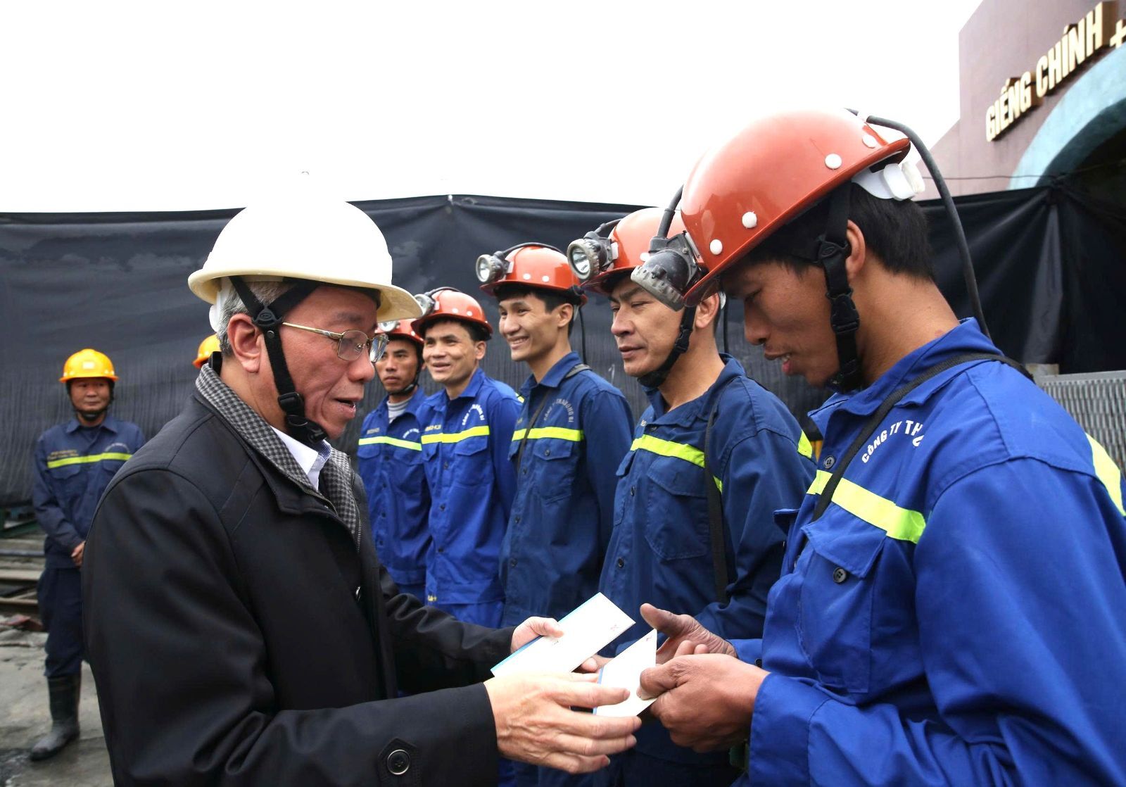 Tập đoàn Than - Khoáng sản Việt Nam chăm lo người Okvip - liên minh giải trí #1 thế giới hà nội dịp tết Bính Ngọ 2026