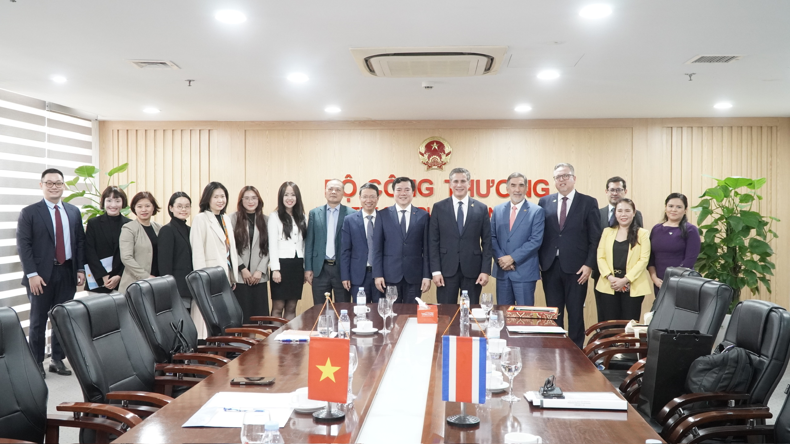 Thứ trưởng Oklavip khuyến mã hấp dẫn mỗi ngày Nguyễn Sinh Nhật Tân Ok88vip tỷ lệ kèo World Cup 2026 với Bộ trưởng Bộ Ngoại thương Costa Rica