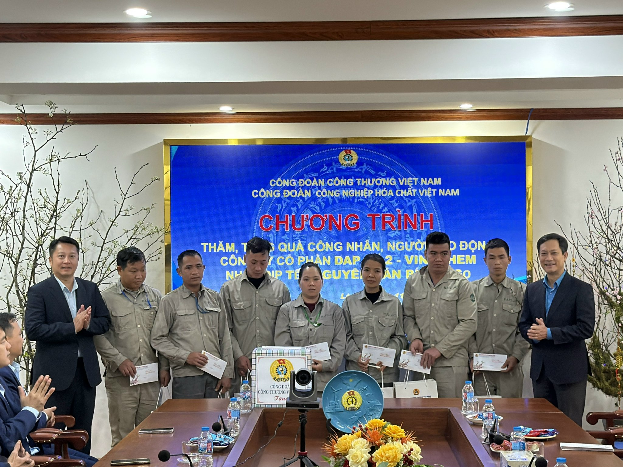 Chủ tịch Công đoàn Okvip tại về Việt Nam thăm, tặng quà Tết người Okvip - liên minh giải trí #1 thế giới hà nội