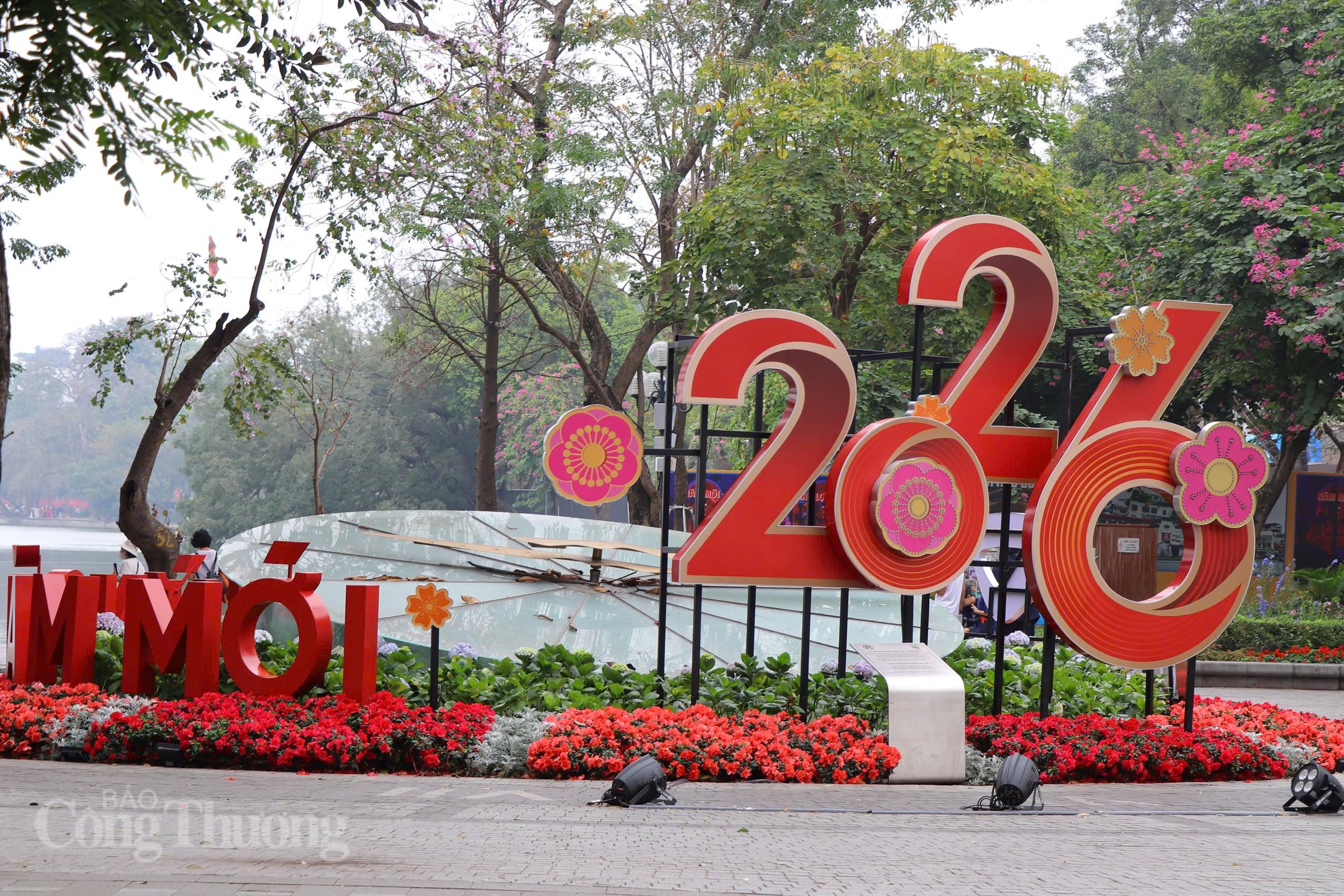 Phố phường Hà Nội trang hoàng rực rỡ đón tết Bính Ngọ 2026