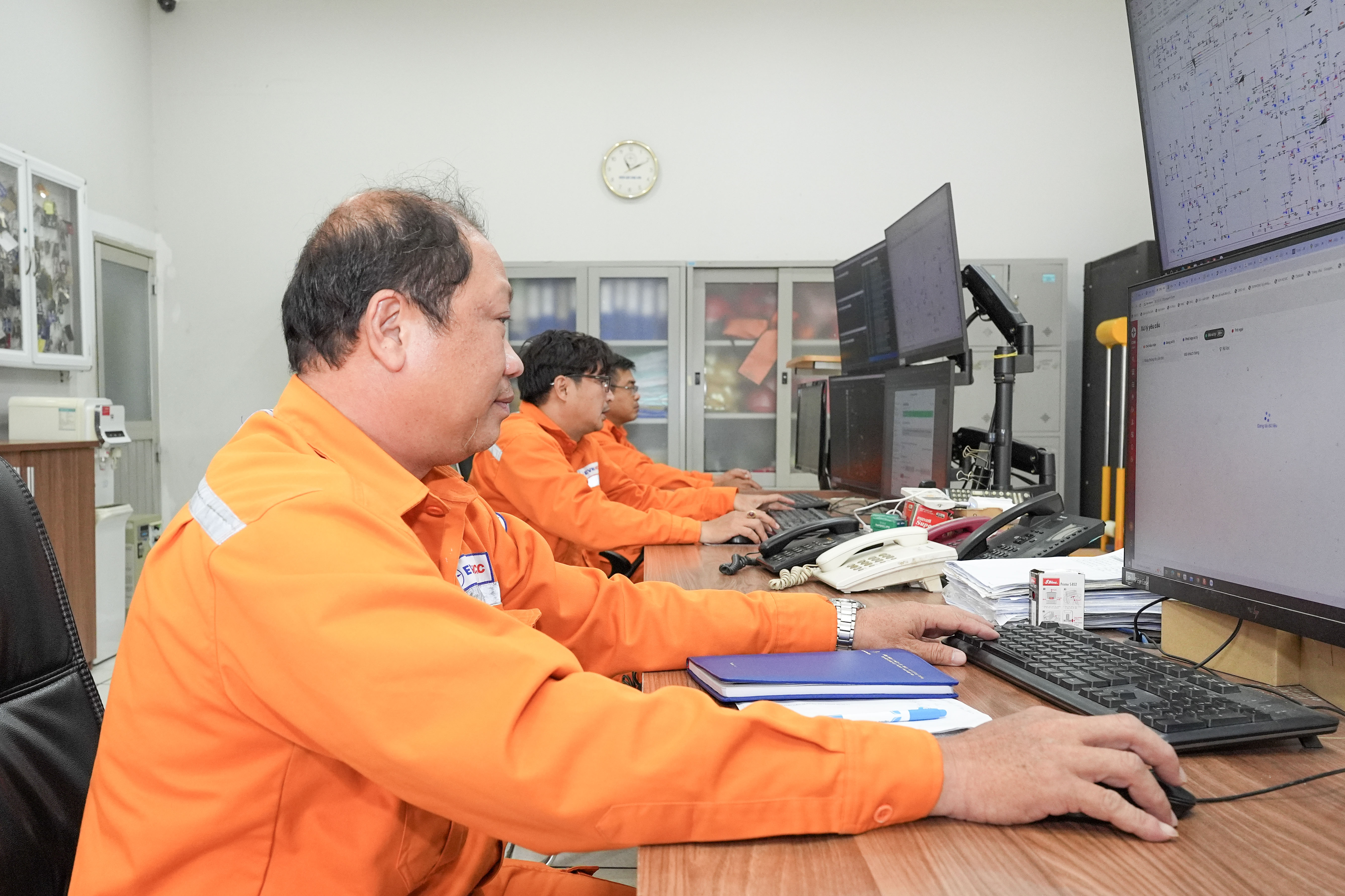 Ngành điện TP. Hồ Chí Minh sôi động ngày làm việc đầu năm mới Bính Ngọ