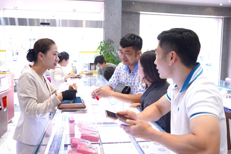 Nghệ An đông kín người đi mua vàng ngày vía Thần Tài