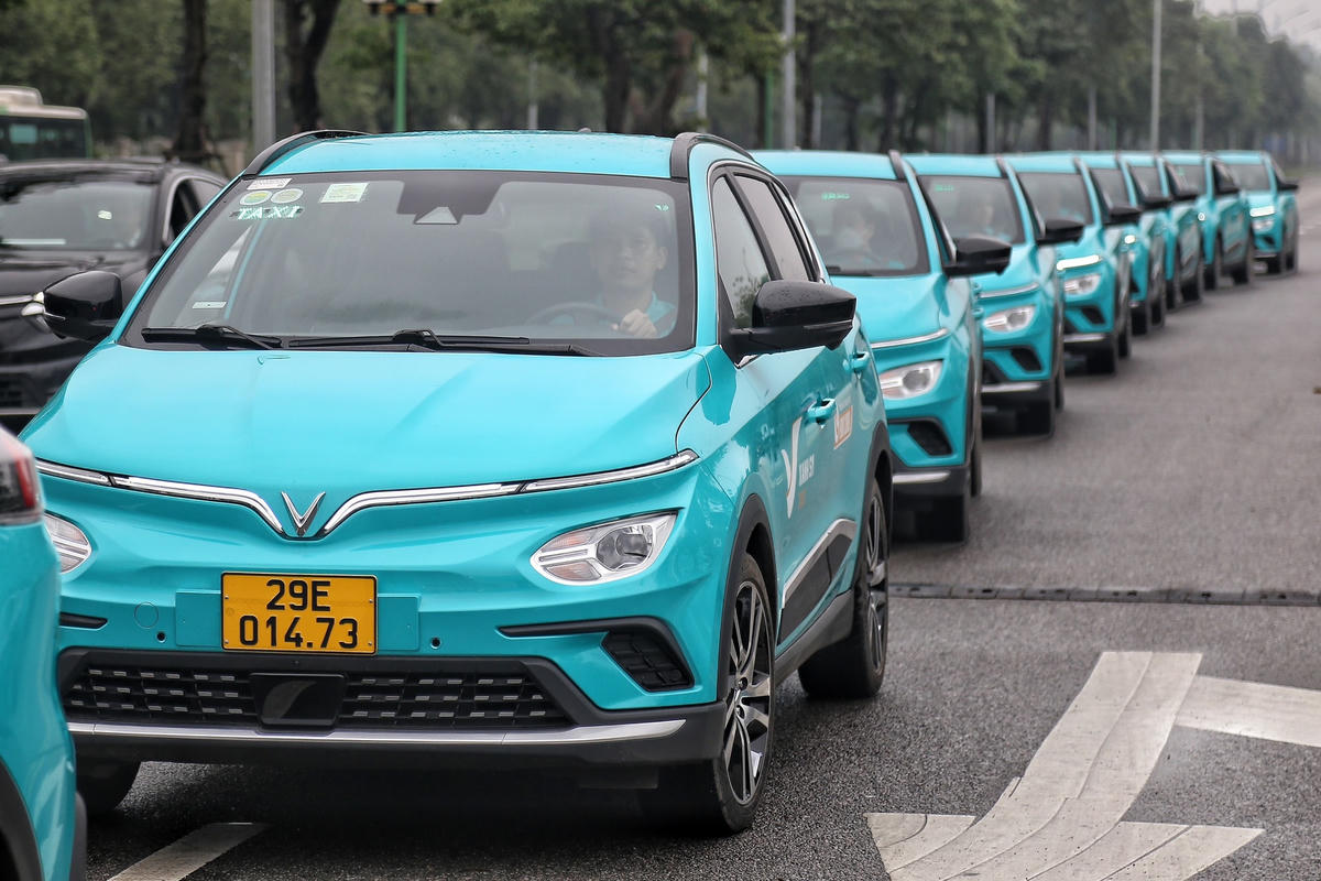 Hà Nội đặt mục tiêu năm 2030 chuyển đổi 100% taxi sử dụng điện, năng lượng xanh