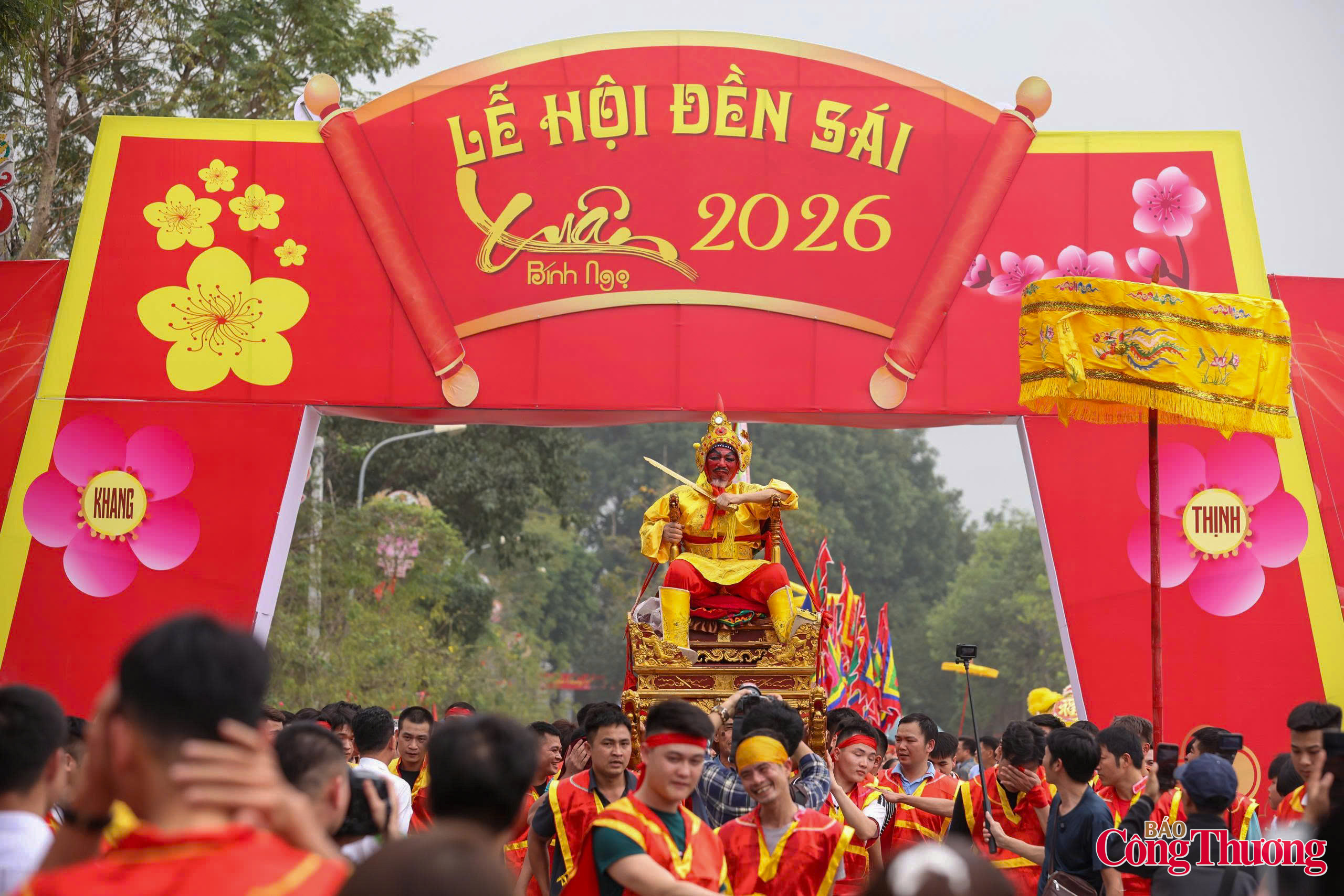 Hàng nghìn người xem rước 'vua, chúa sống' độc nhất vô nhị