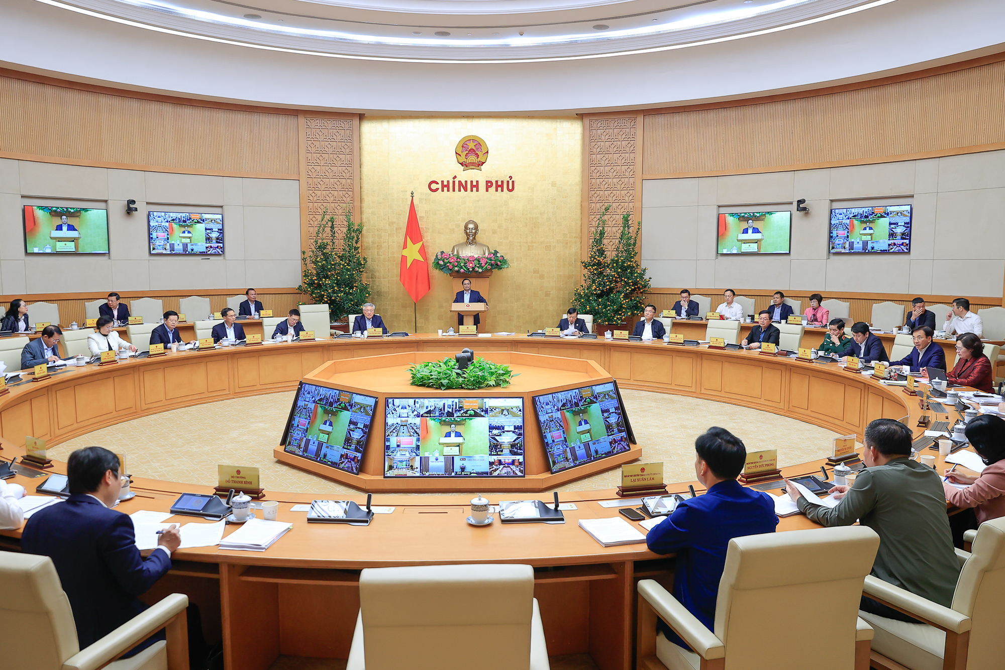 Chủ động ứng phó trước biến động toàn cầu, giữ vững mục tiêu tăng trưởng