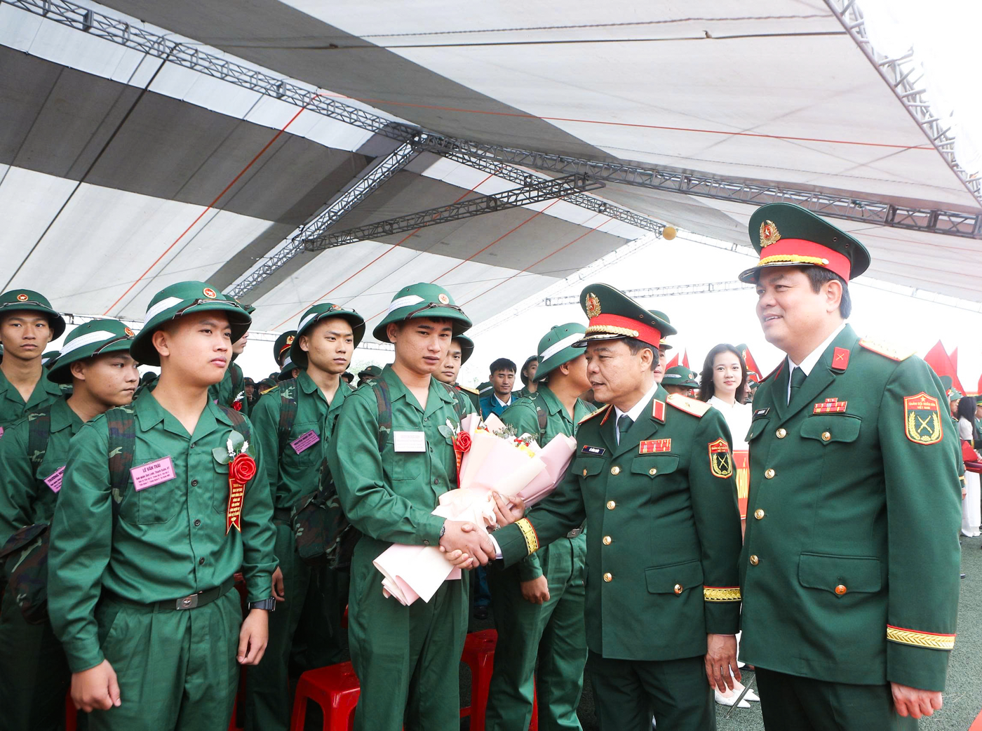 Gần 1.700 tân binh Hà Tĩnh lên đường tòng quân