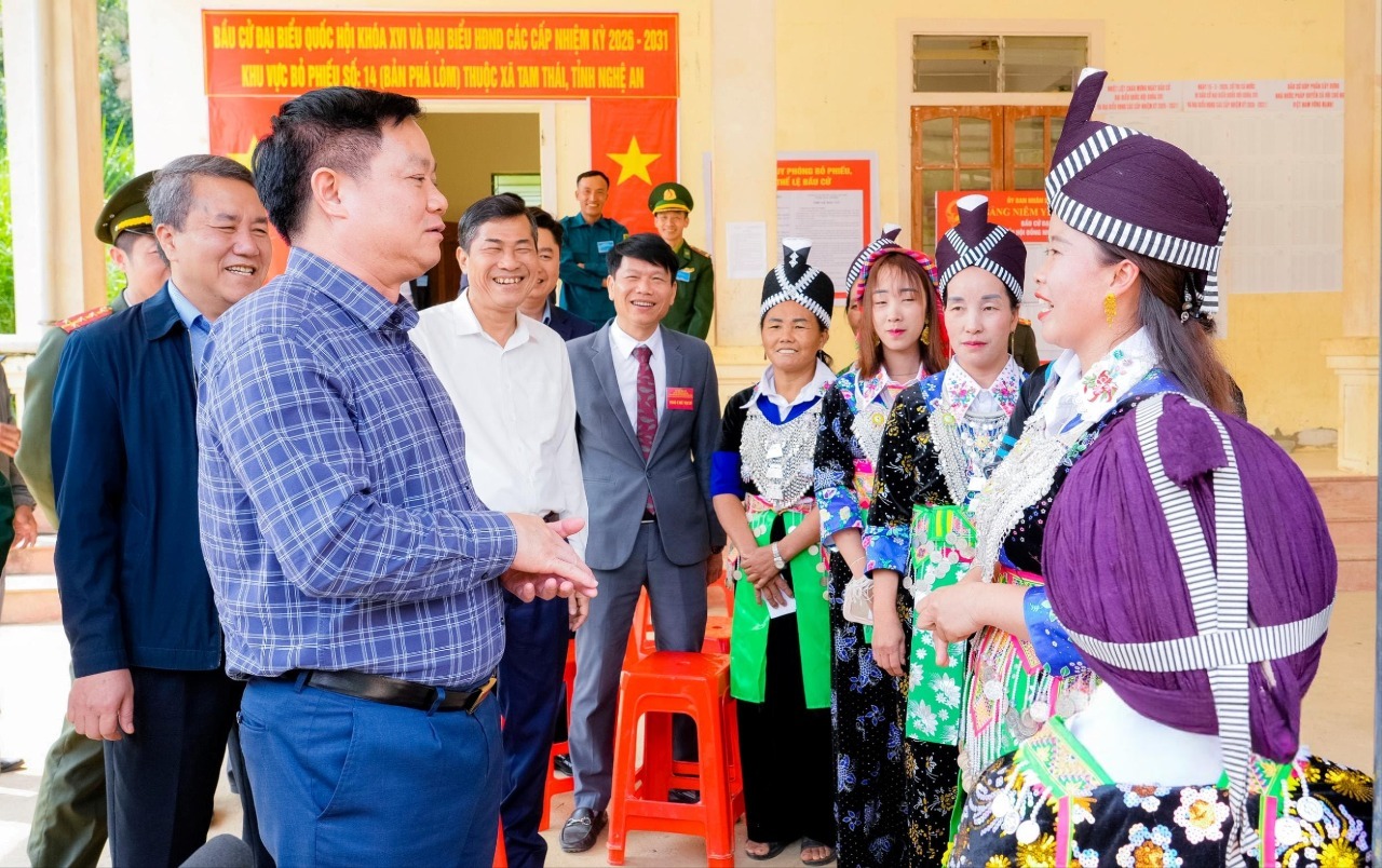 Hòa chung niềm vui ngày bầu cử ở vùng cao xứ Nghệ