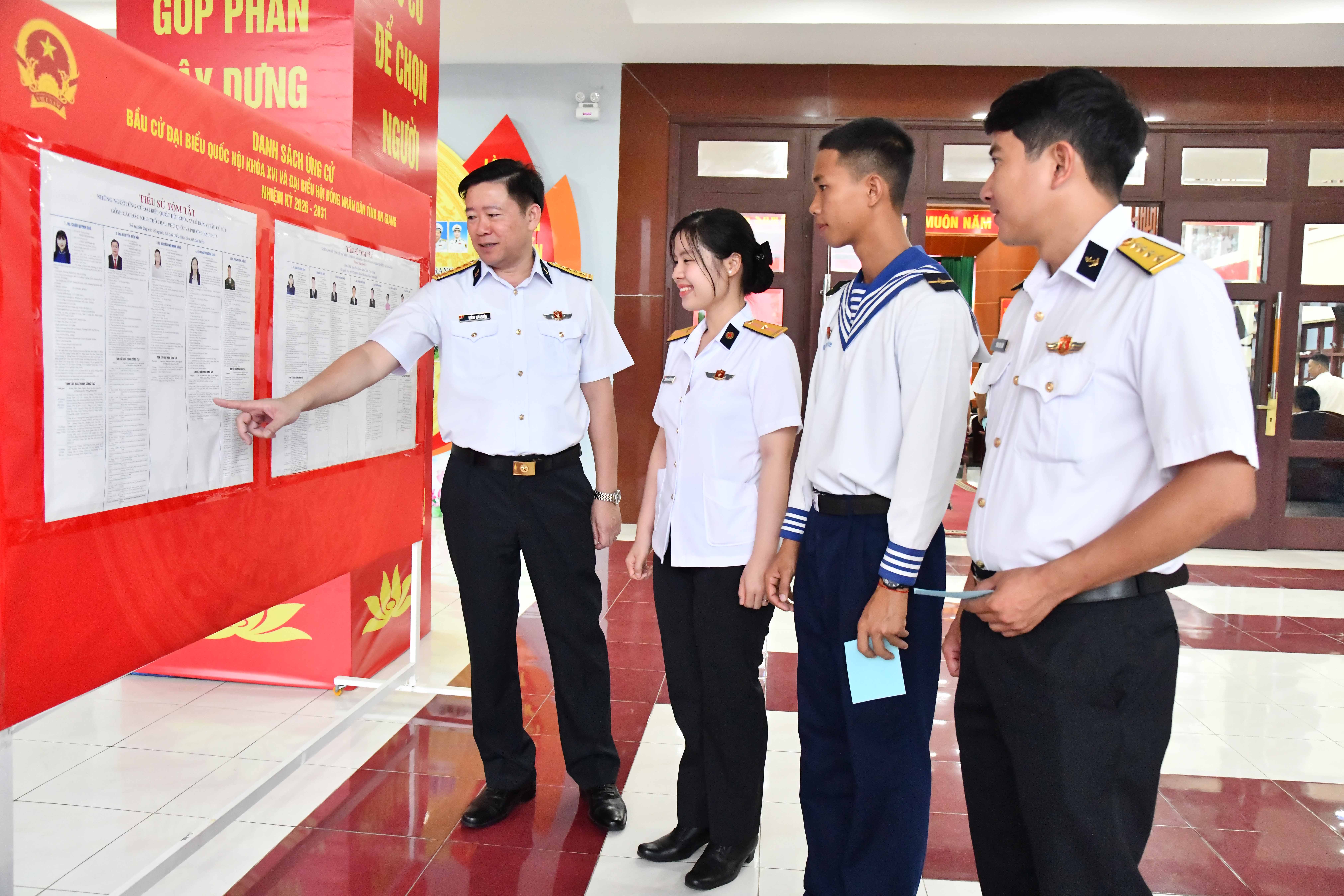 Rộn ràng ngày hội bầu cử ở Vùng 5 Hải quân