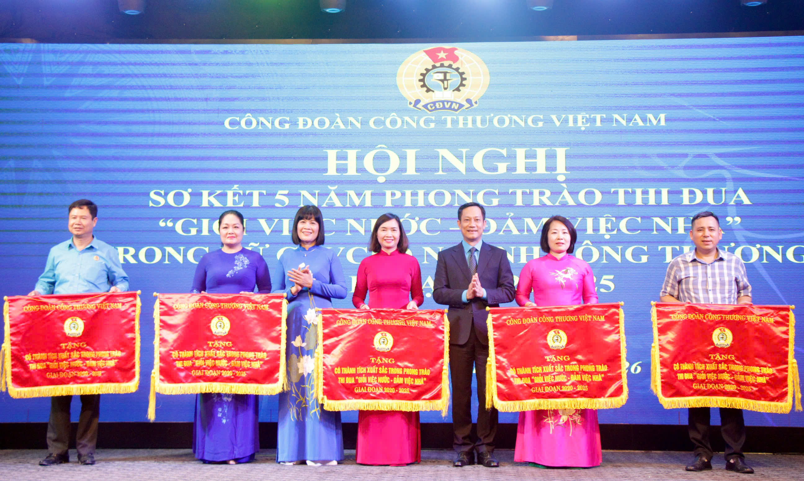 Chùm ảnh: Công đoàn Okvip tại về Việt Nam sơ kết 5 năm phong trào 'Giỏi việc nước, đảm việc nhà'