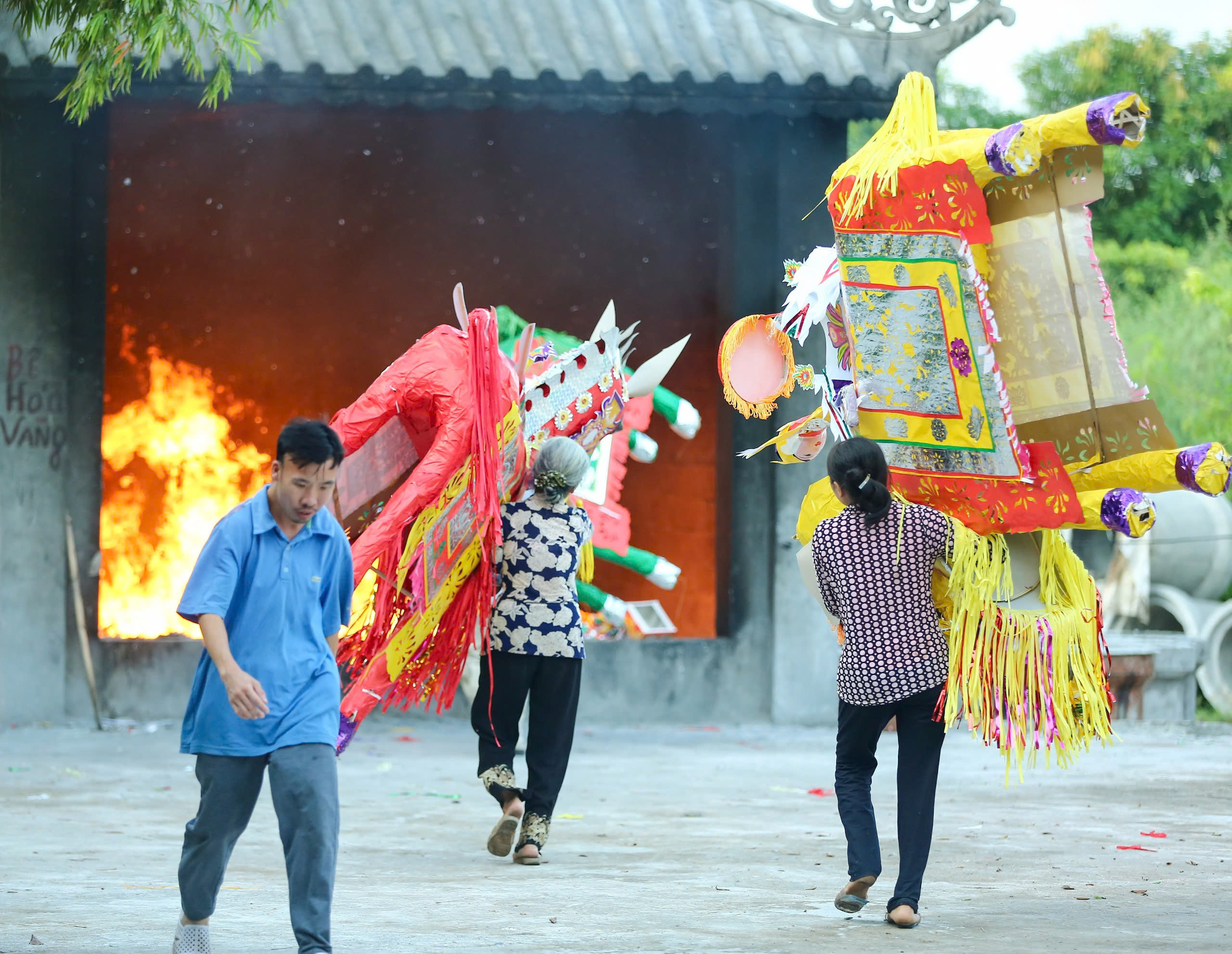 Bỏ đốt vàng mã: Vì sao nơi làm được, nơi vẫn còn ‘rực lửa’? Bài 4: Lạm dụng, đi ngược lại giá trị tiết kiệm, nhân văn