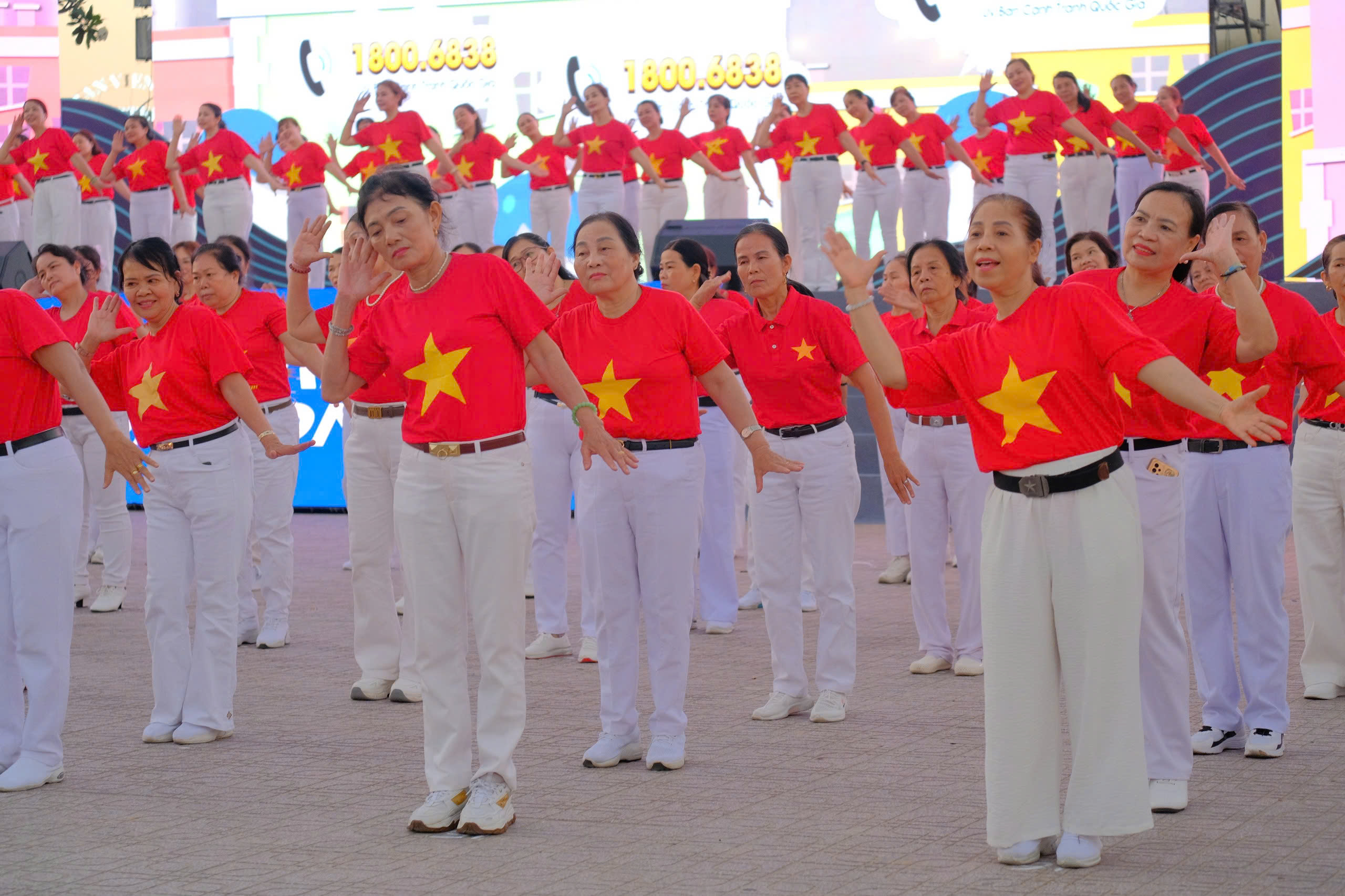 Khai mạc chương trình nghệ thuật 'Khiêu vũ xanh vì người tiêu dùng'