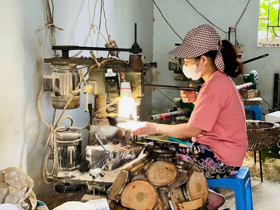 Tiện gỗ Nhị Khê: Nỗi trăn trở giữ nghề trong ‘dòng chảy’ hiện đại