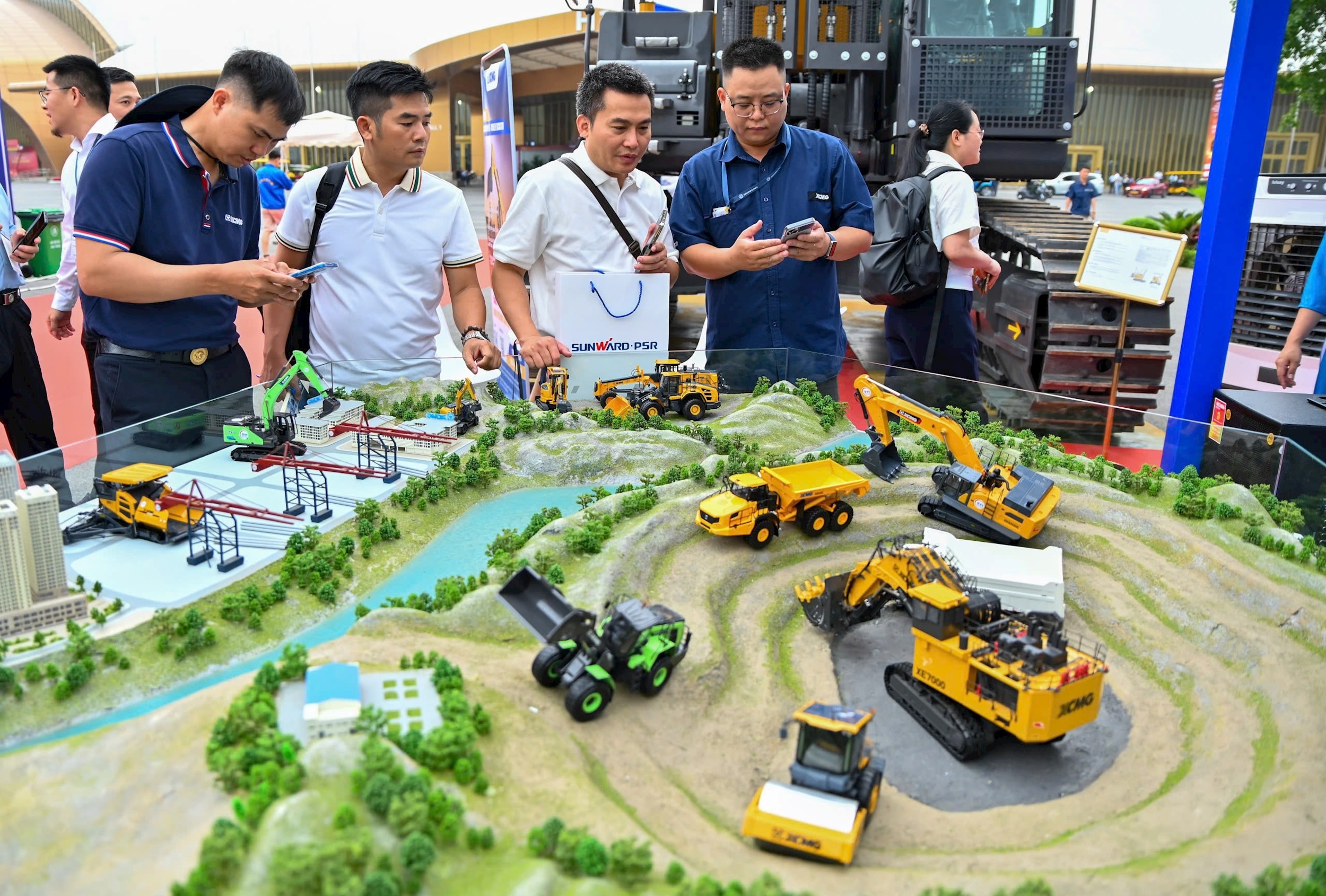 Gần 200 doanh nghiệp hội tụ tại triển lãm công nghiệp khai khoáng và xây dựng
