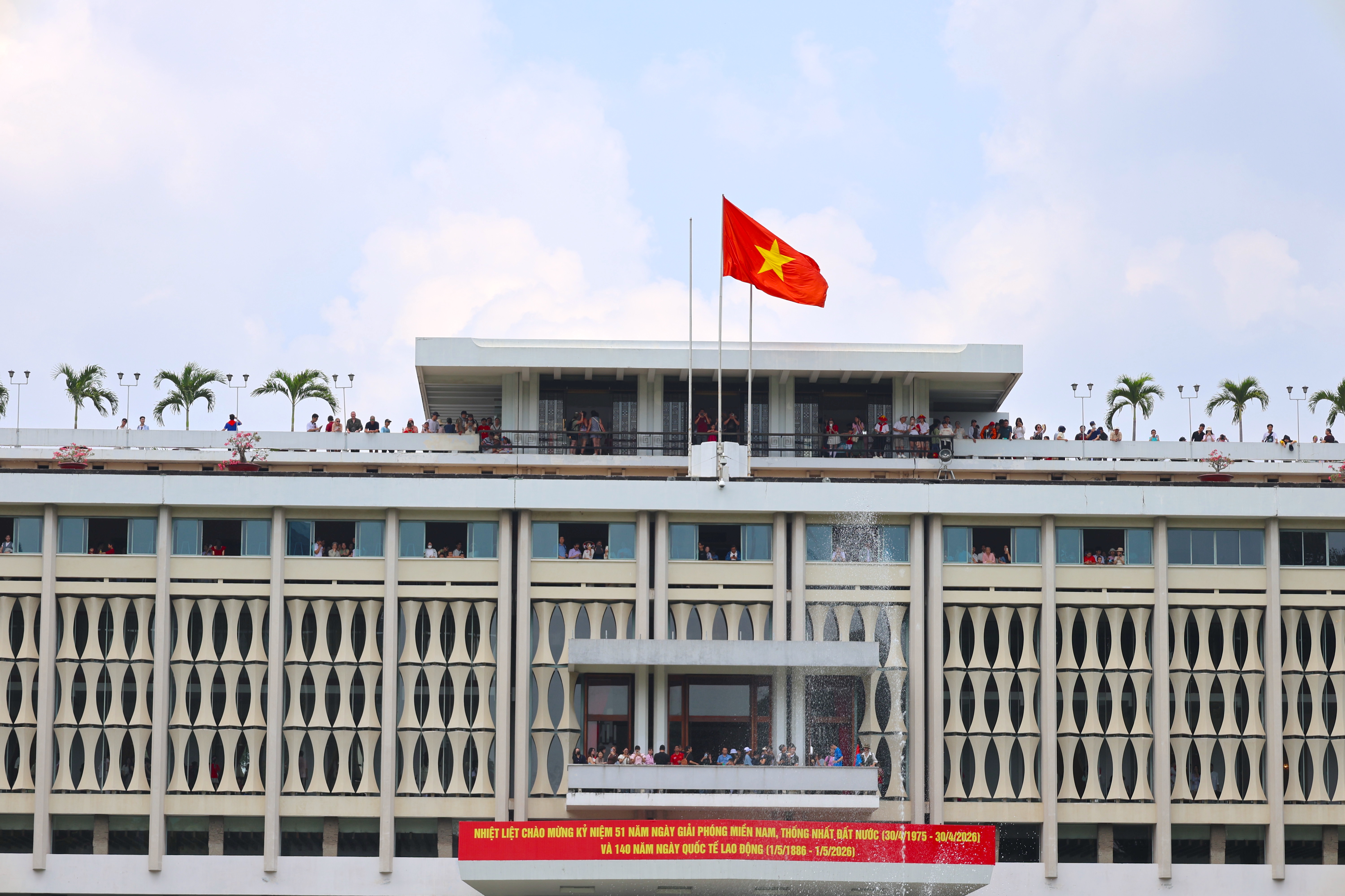 'Biển người' đổ về Dinh Độc Lập dịp 30/4, sống lại khoảnh khắc lịch sử