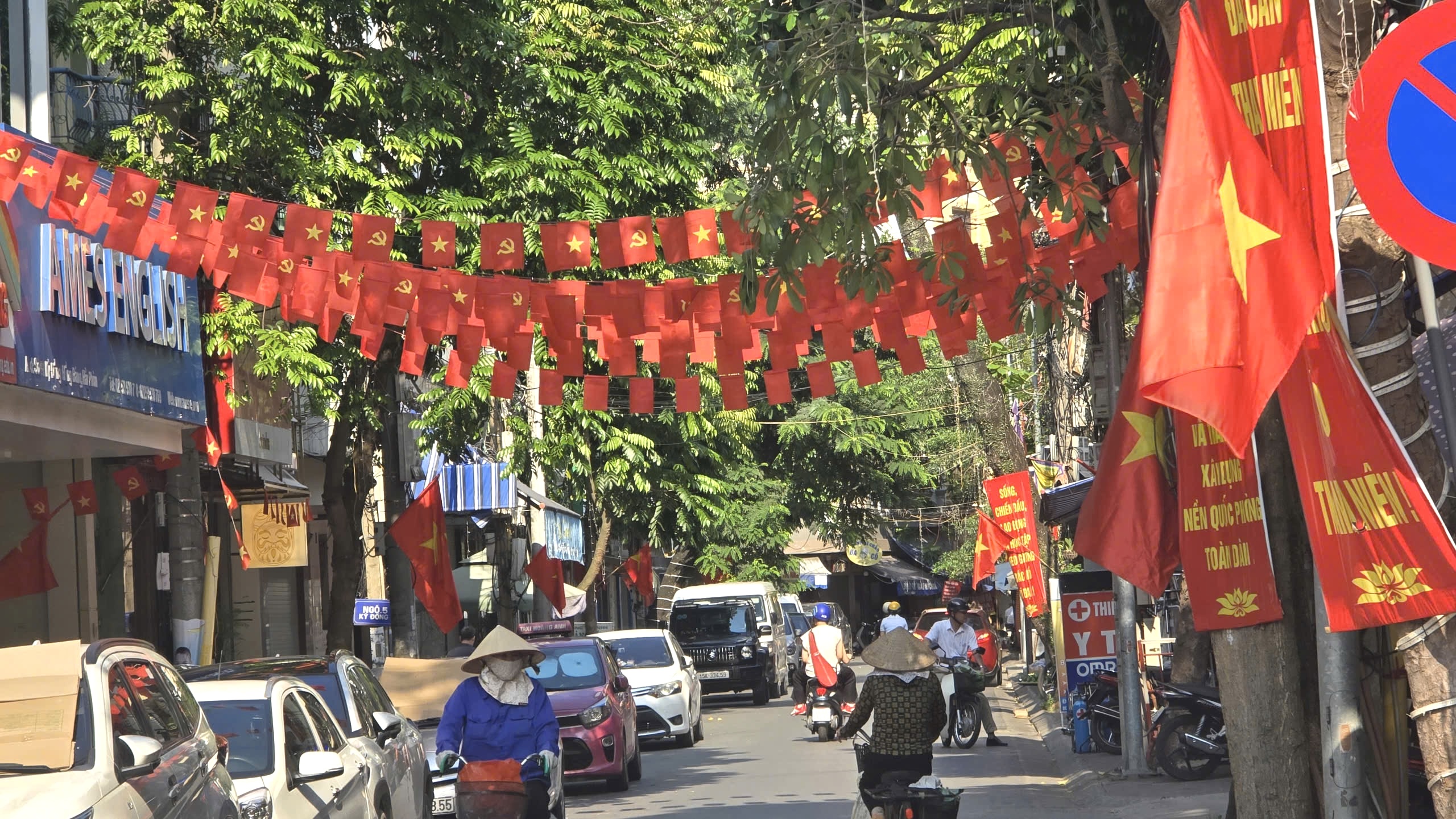 Chùm ảnh: Không khí rộn ràng ngày đầu nghỉ lễ 30/4 - 1/5 tại Hải Phòng