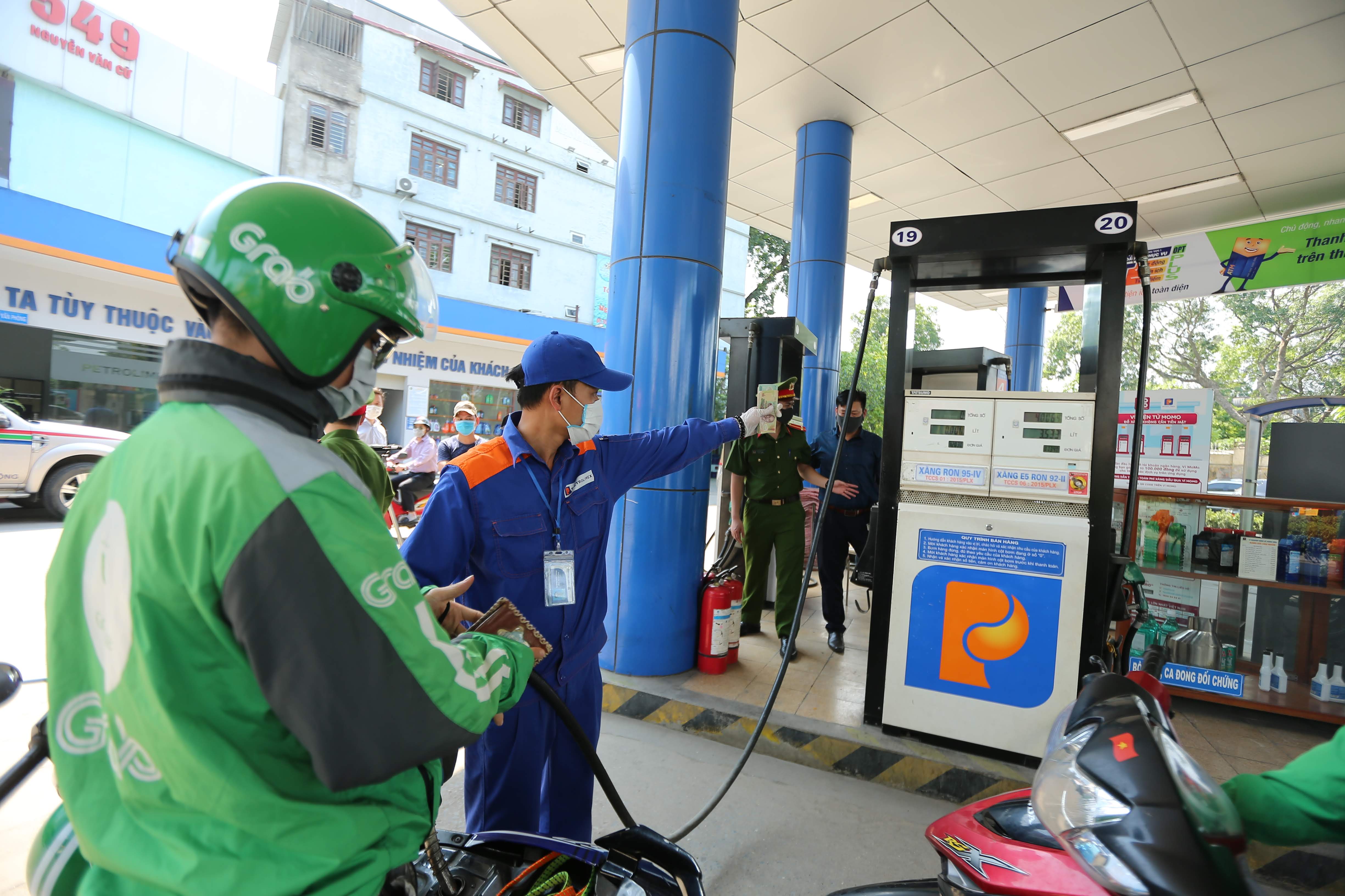 Quốc hội ban hành nghị quyết giảm thuế xăng dầu