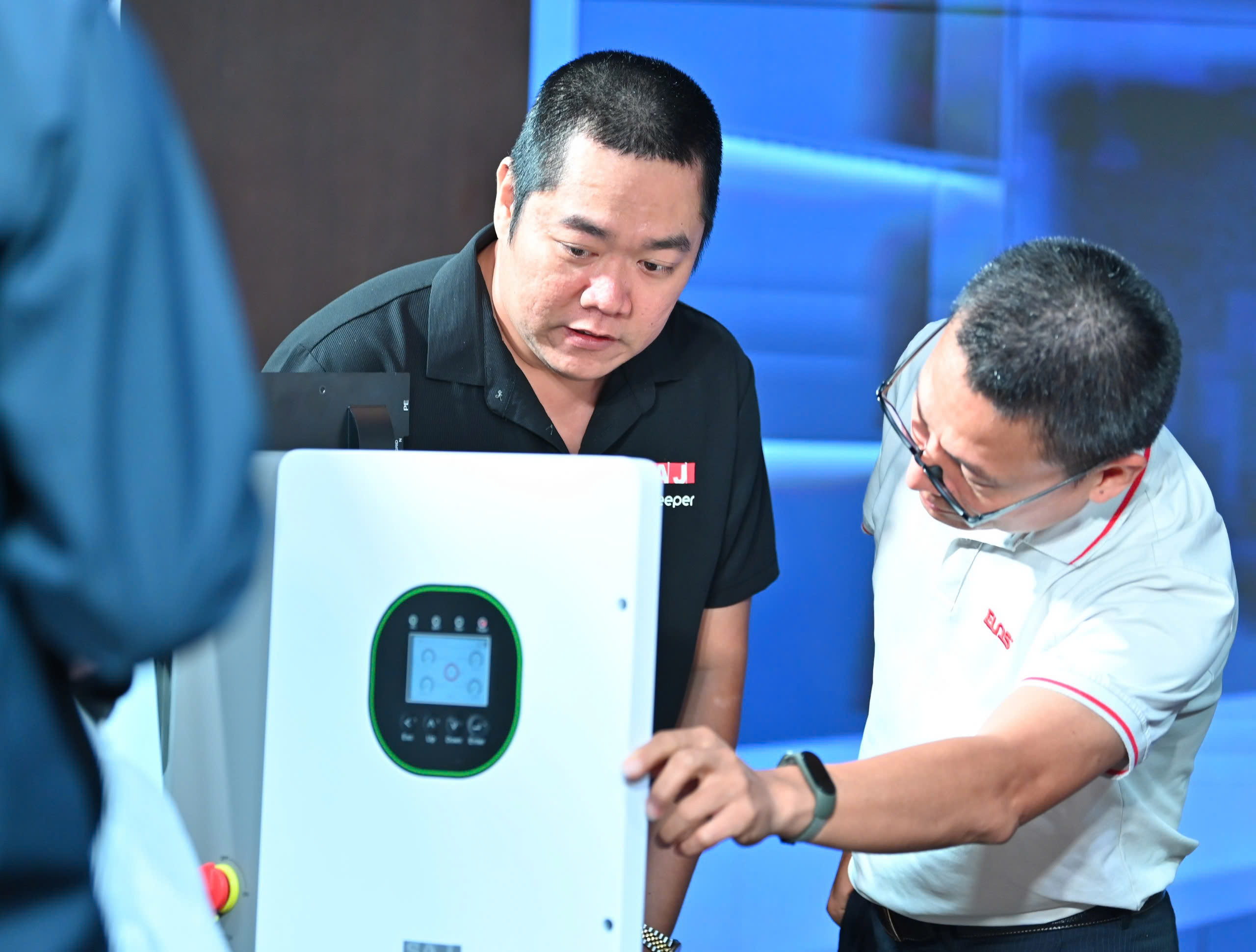 Giải pháp công nghệ trong lắp đặt điện mái nhà kết hợp pin lưu trữ