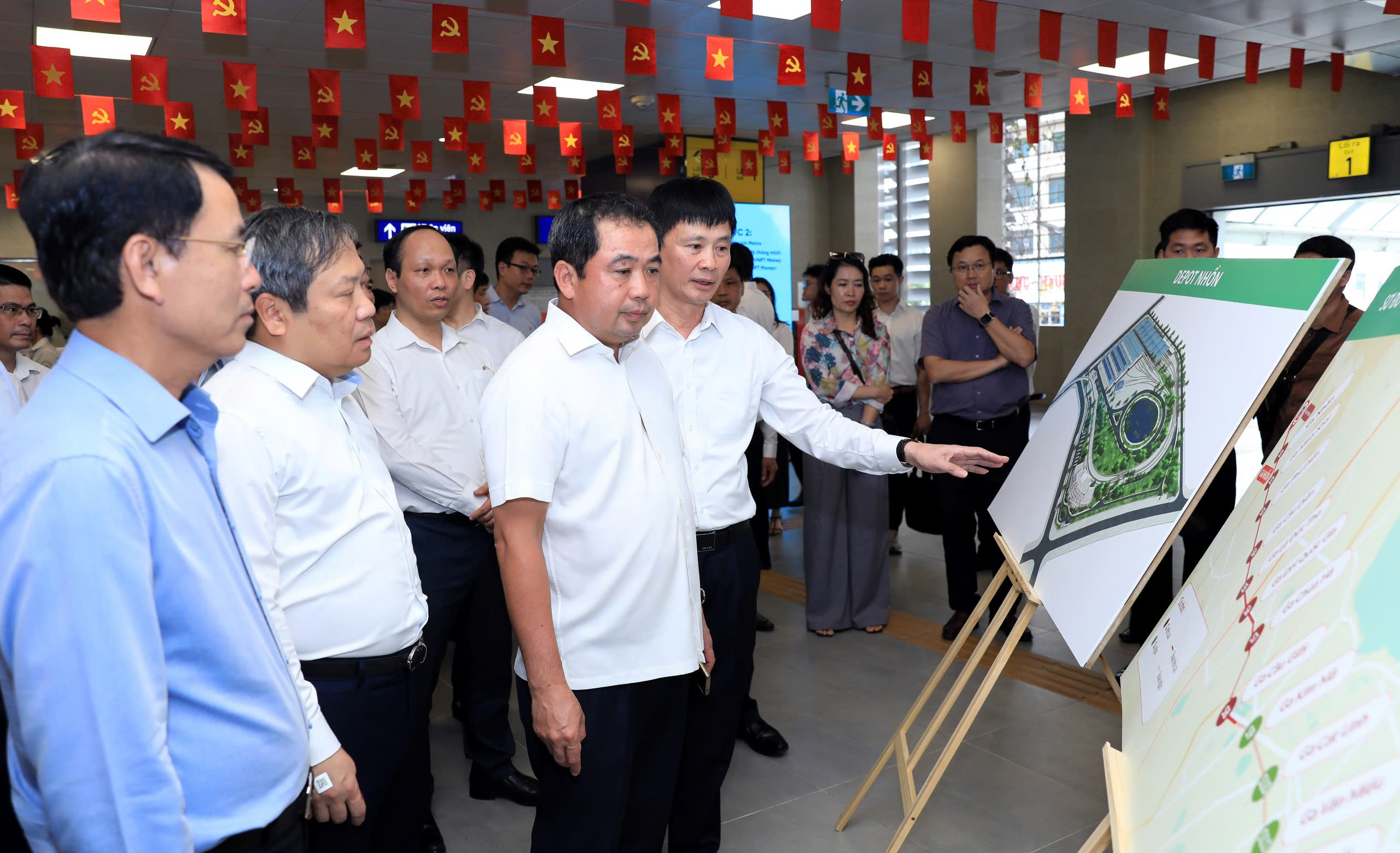 Bí thư Hà Nội kiểm tra vận hành Metro Nhổn - Ga Hà Nội, đốc thúc thi công ga ngầm S12