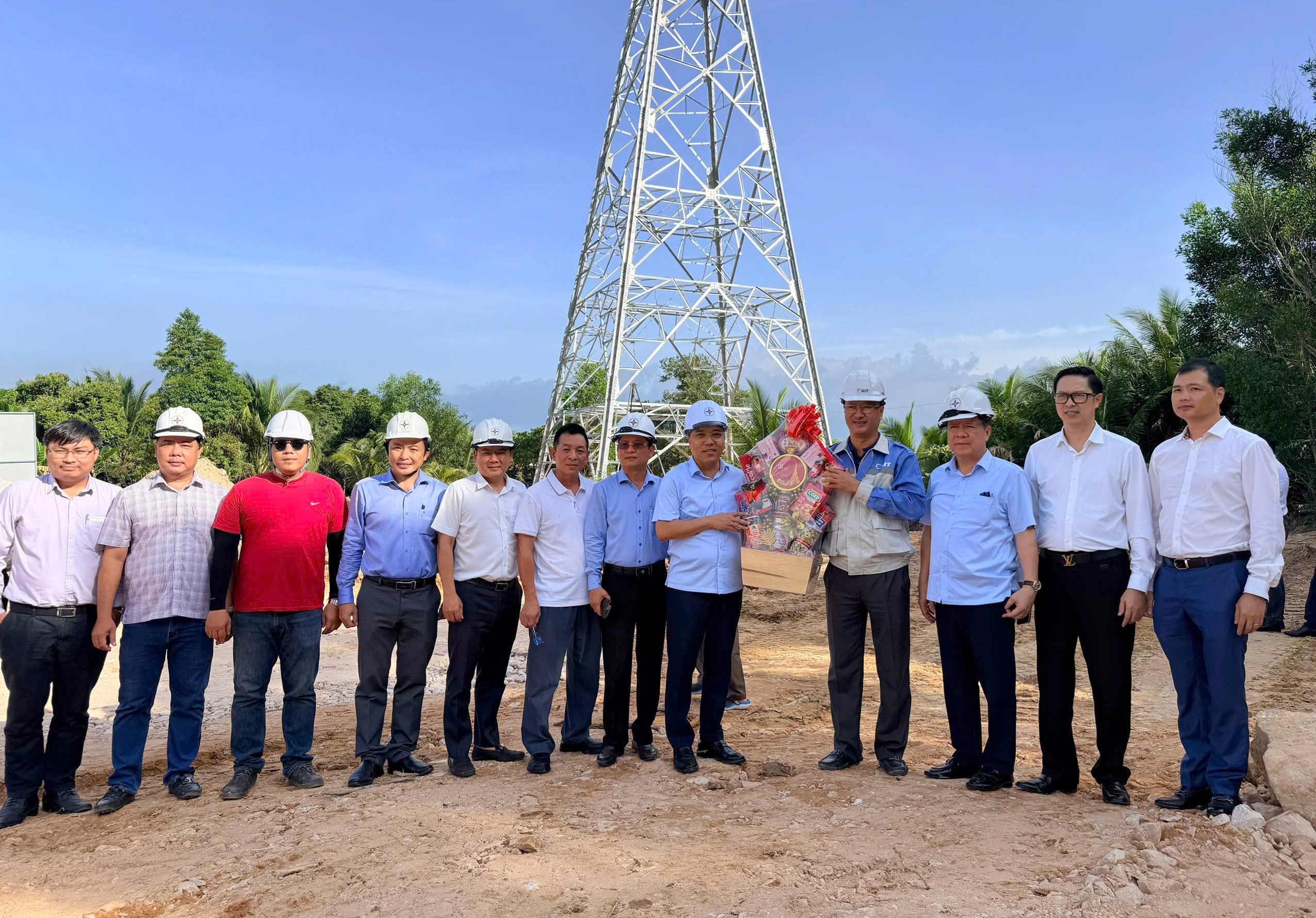 Chùm ảnh: Thứ trưởng Nguyễn Hoàng Long kiểm tra tiến độ lưới điện tại Phú Quốc