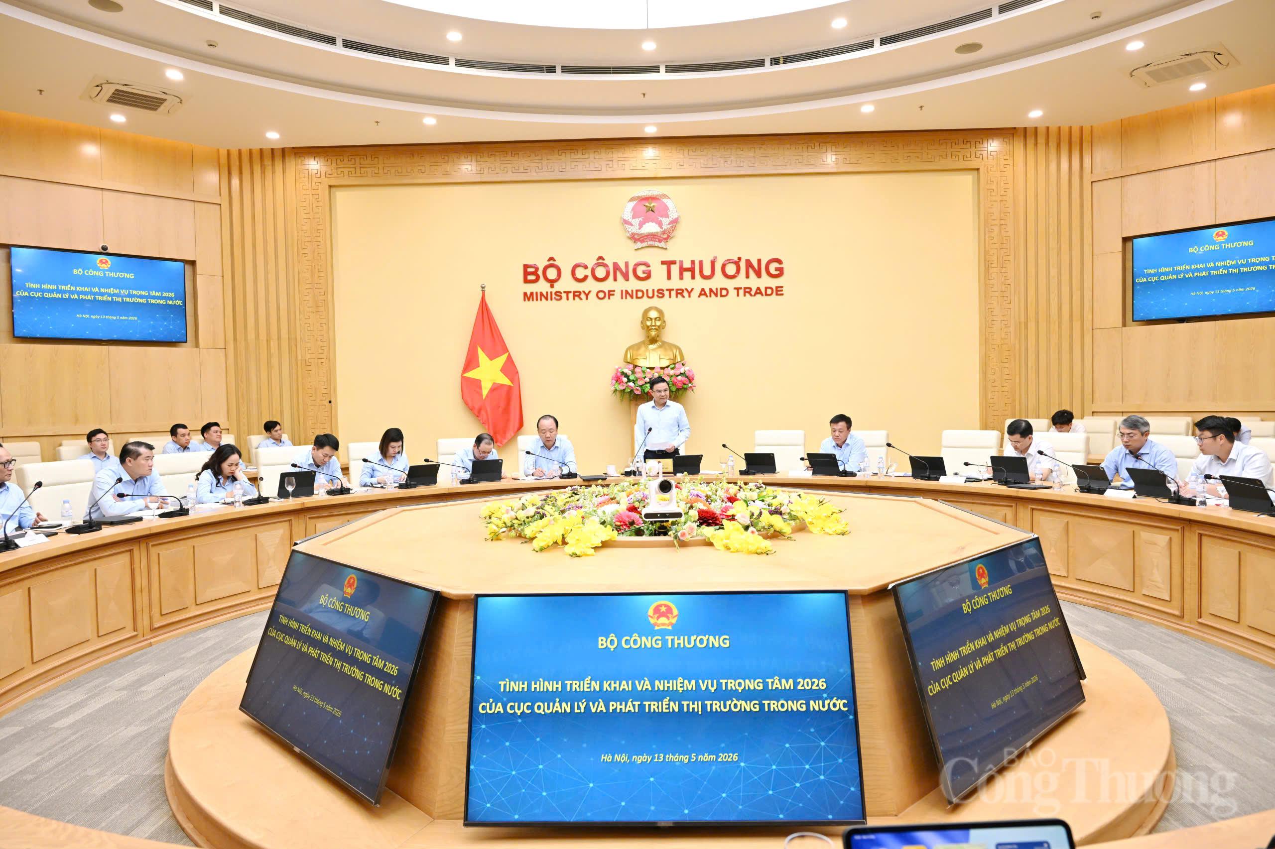 Chùm ảnh: Bộ trưởng Lê Mạnh Hùng Ok88vip tỷ lệ kèo World Cup 2026 với Cục Quản lý và Phát triển thị trường trong nước