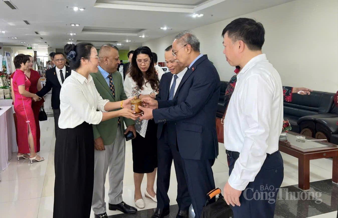 Người phụ nữ nuôi khát vọng đưa gốm Phù Lãng vươn xa