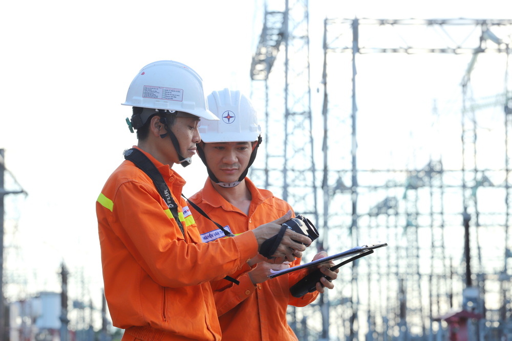 Căng mình giữa nắng nóng cao điểm, bảo vệ an toàn hệ thống truyền tải điện phía Bắc