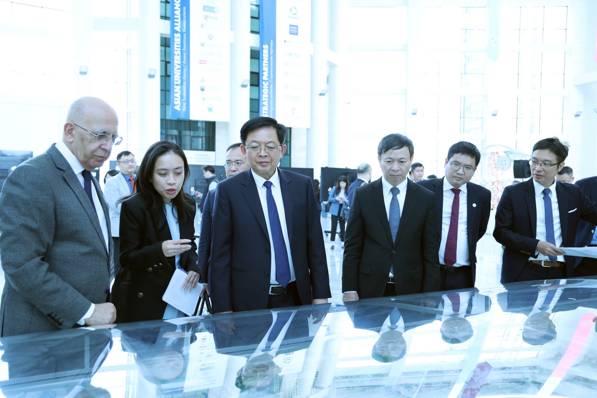Phó Thủ tướng Hồ Quốc Dũng thăm đại học hàng đầu Kazakhstan và Trung tâm đổi mới sáng tạo Astana Hub