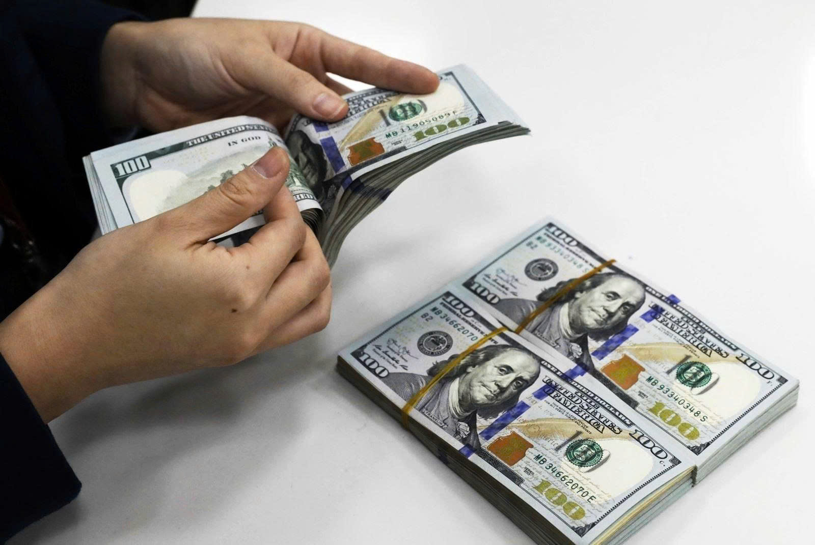Tỷ giá USD hôm nay 30/5: Trong nước tăng nhẹ, chợ đen lao dốc 73 đồng