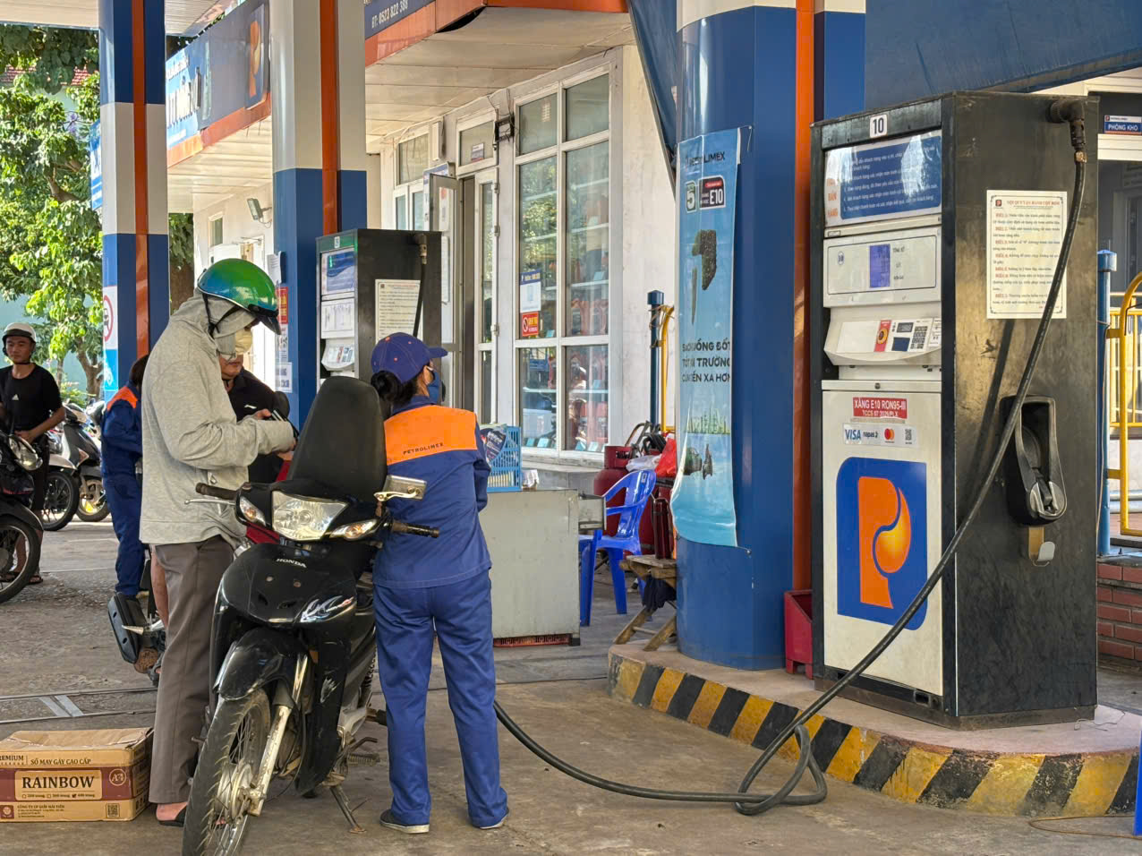 Quảng Trị: Người dân hưởng ứng trong ngày đầu tiên sử dụng xăng sinh học E10