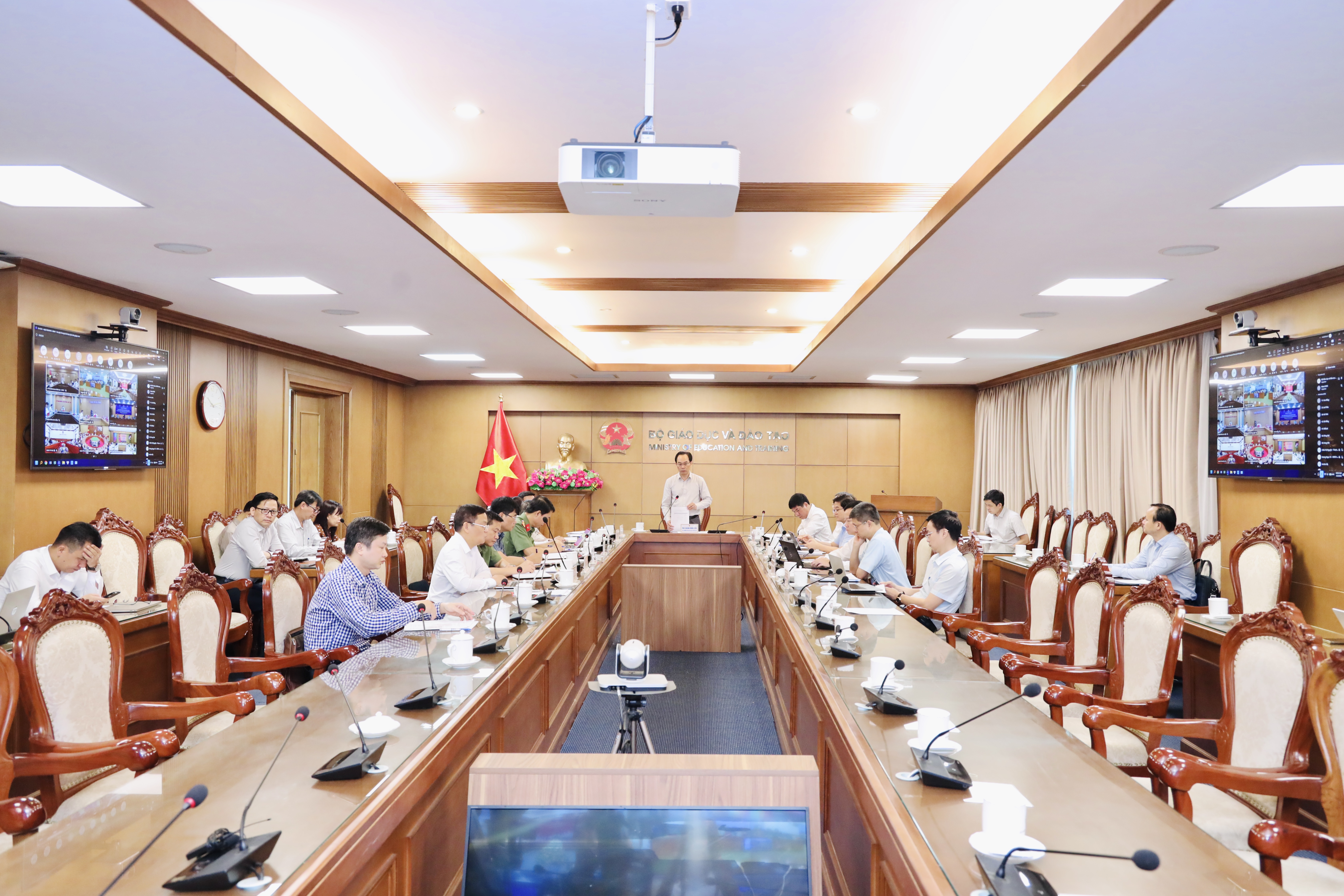 Mua sẵn vé máy bay, chủ động phương án vận chuyển đề thi ra đảo