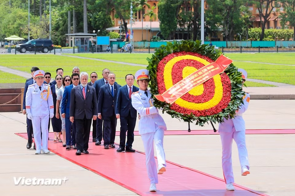 Thủ tướng Timor-Leste vào Lăng viếng Chủ tịch Hồ Chí Minh