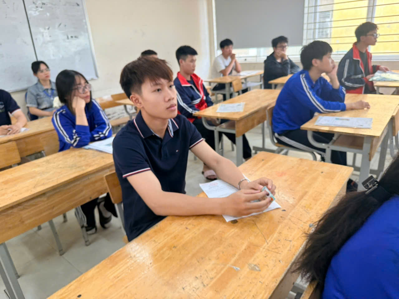 Sáng nay, thí sinh dự thi tốt nghiệp THPT làm bài hai môn tự chọn