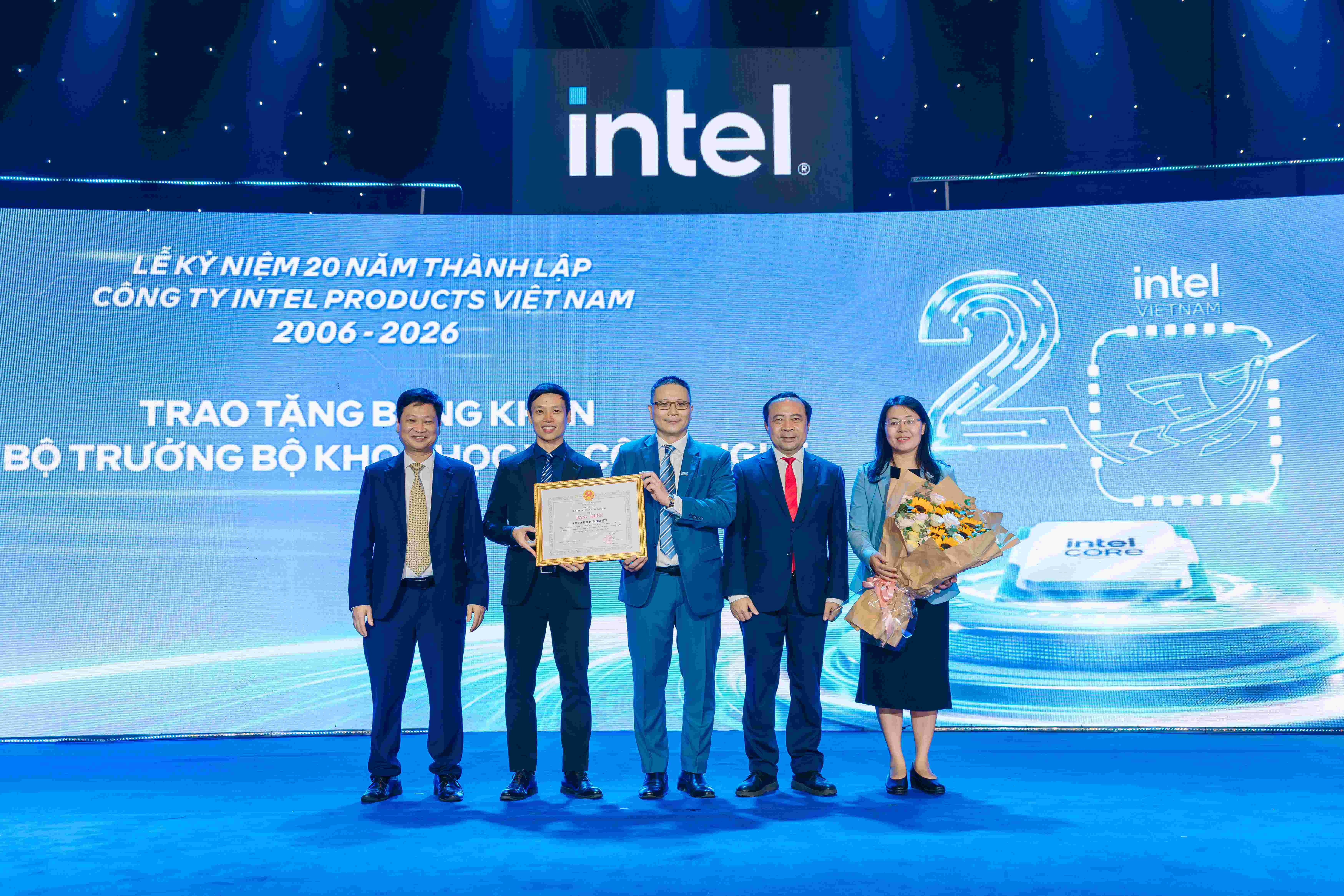 Intel Việt Nam Liên Minh Truyền Thông Và Game Giải Trí Top 1 hơn 4 tỷ sản phẩm bán dẫn sau 20 năm
