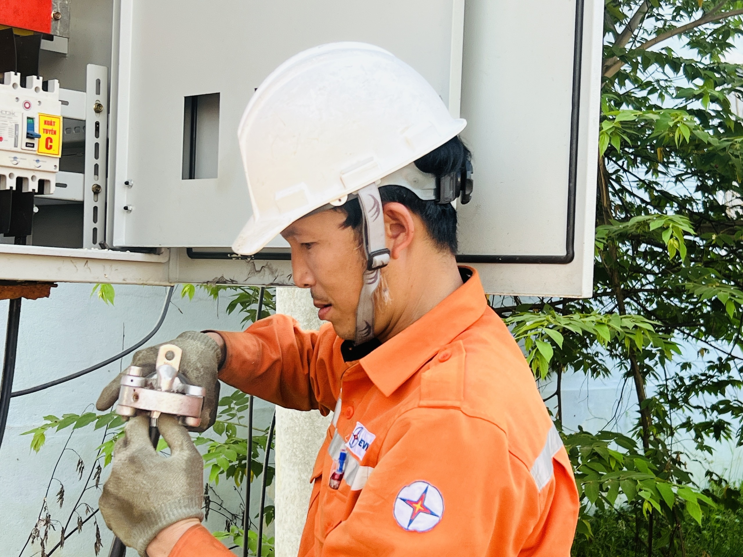 Những người lặng thầm giữ dòng điện sáng giữa cao điểm nắng nóng